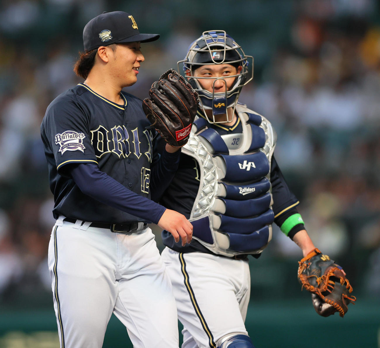 阪神対オリックス　オリックス先発東（左）は2回を投げ終え、福永と笑顔で話しながらベンチへ引きあげる（撮影・上山淳一）