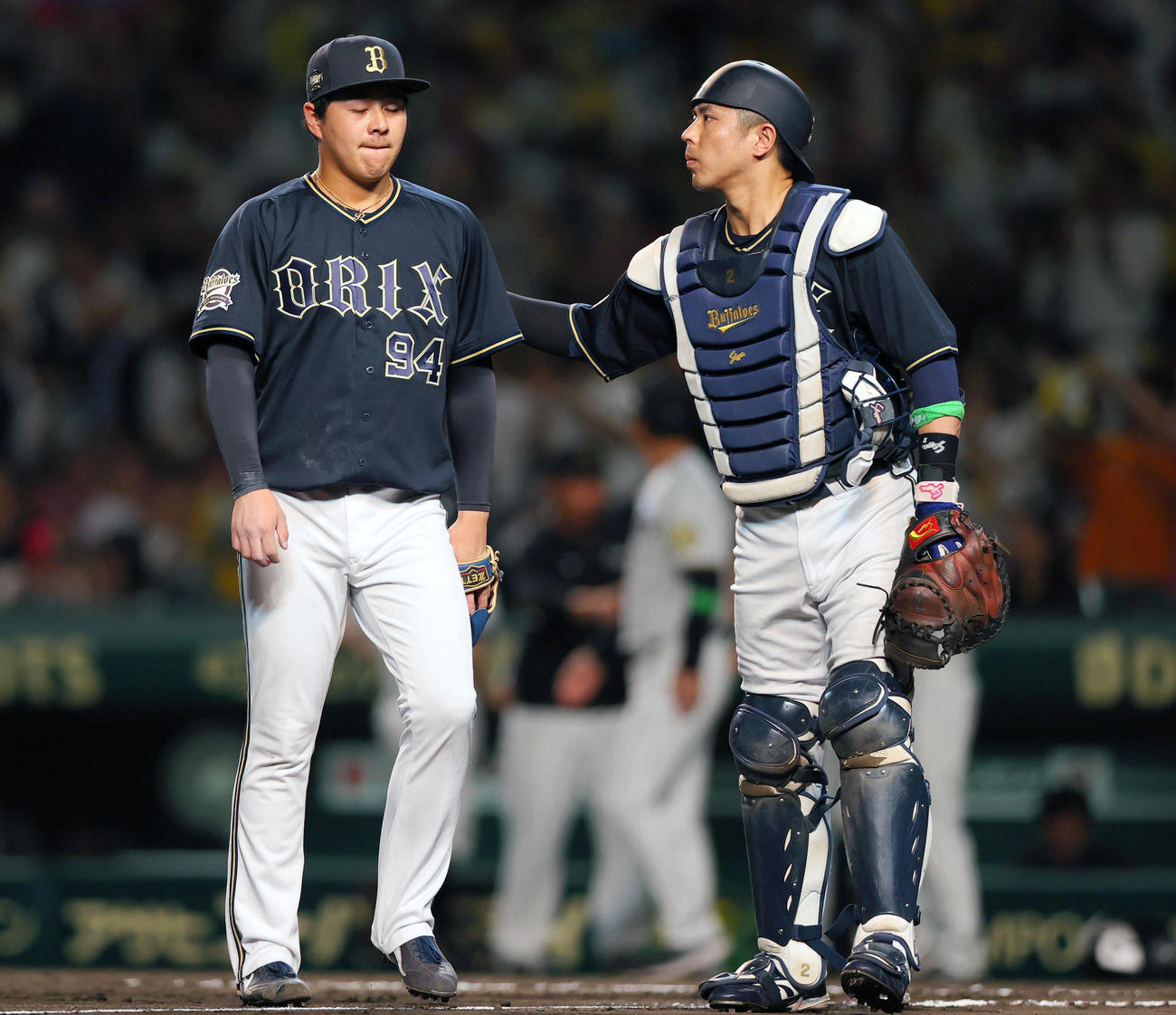 阪神対オリックス　10回裏阪神1死満塁、木浪にサヨナラ右前適時打を浴びた川瀬（左）をねぎらう捕手若月（撮影・上山淳一）