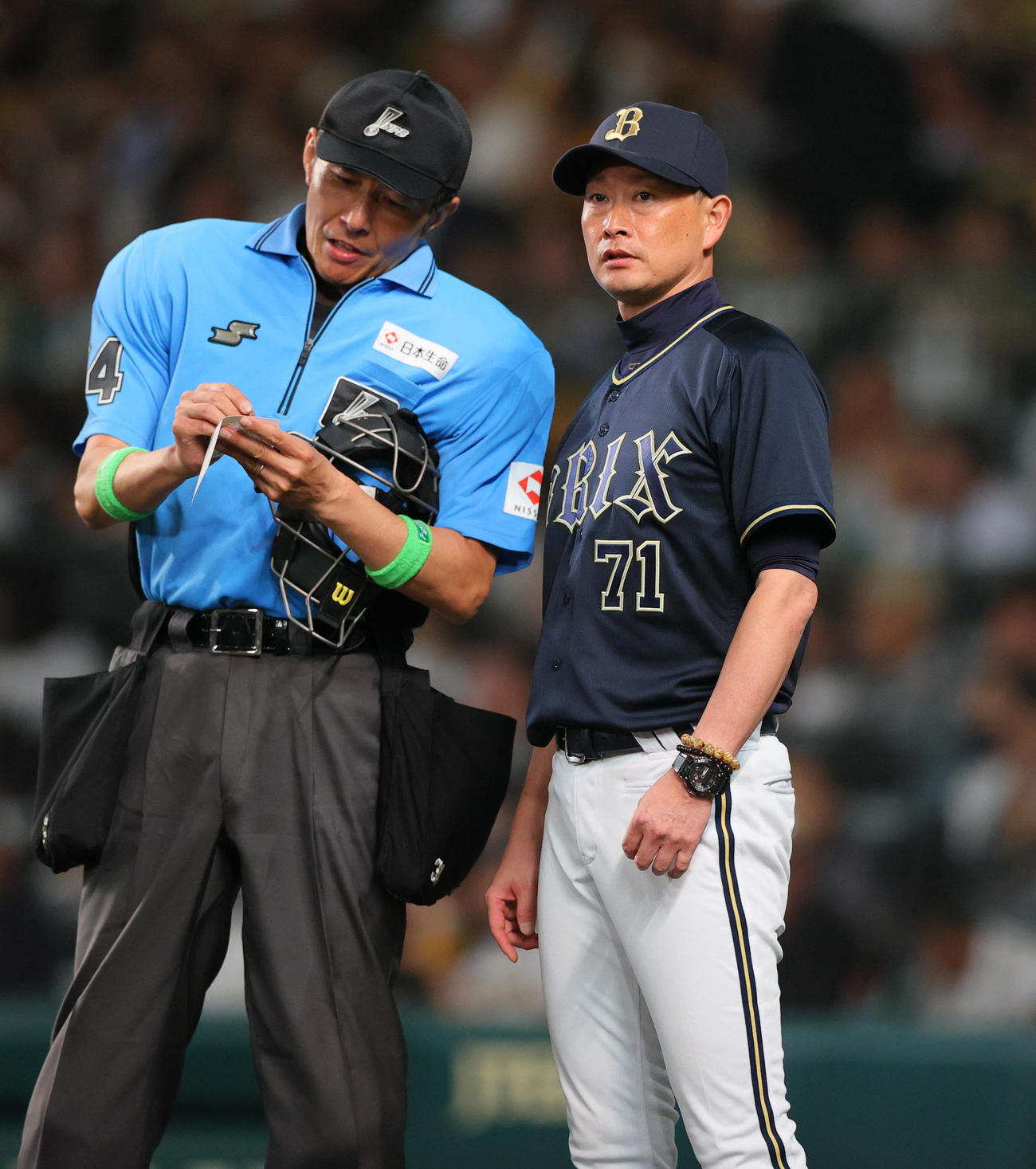 阪神対オリックス　9回裏を前に選手交代を告げるオリックス岸田監督（右）（撮影・上山淳一）