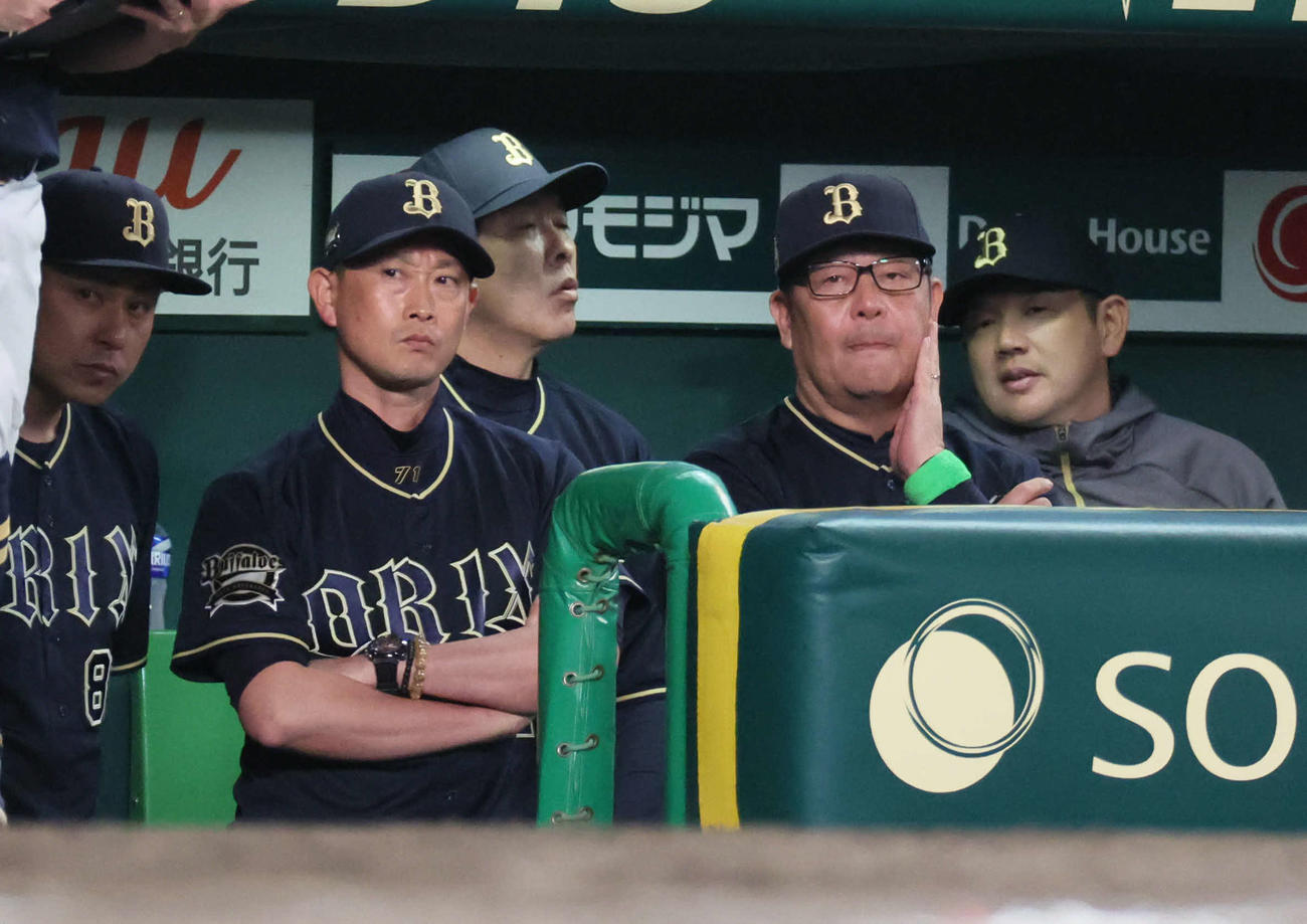 阪神対オリックス　7回表、ベンチで厳しい表情のオリックス岸田監督（左から2人目）ら（撮影・宮崎幸一）