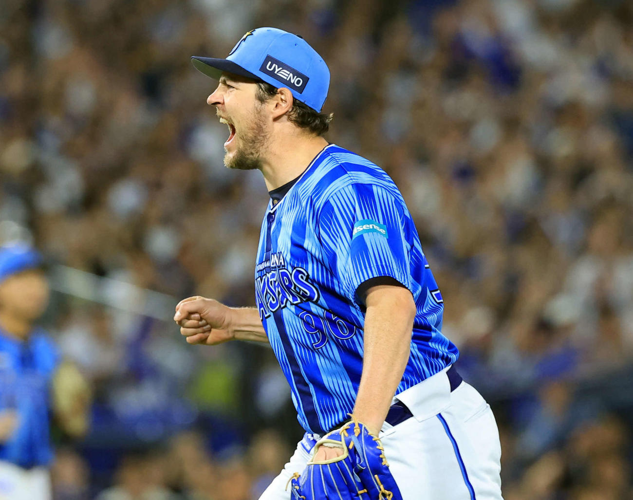 DeNA対日本ハム　6回表日本ハム1死満塁、松本剛を併殺に仕留め雄たけびを上げてガッツポーズするバウアー（撮影・浅見桂子）
