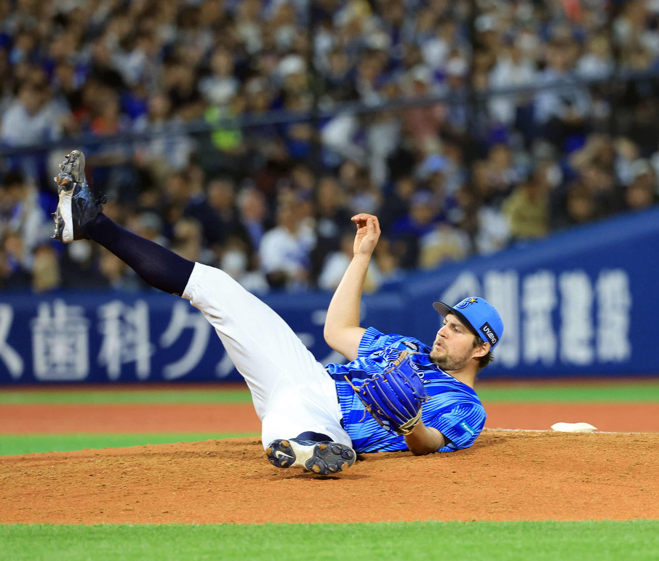 DeNA対日本ハム　7回表日本ハム無死、打者伏見への四球で、マウンドで滑るバウアー（撮影・浅見桂子）