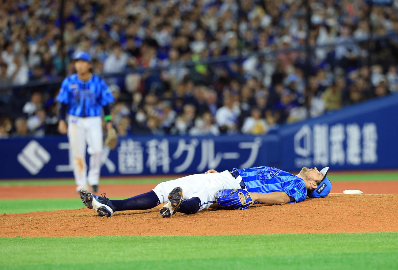 DeNA対日本ハム　7回表日本ハム無死、打者伏見への四球で、マウンドで滑りそのまま寝転がるバウアー（撮影・浅見桂子）