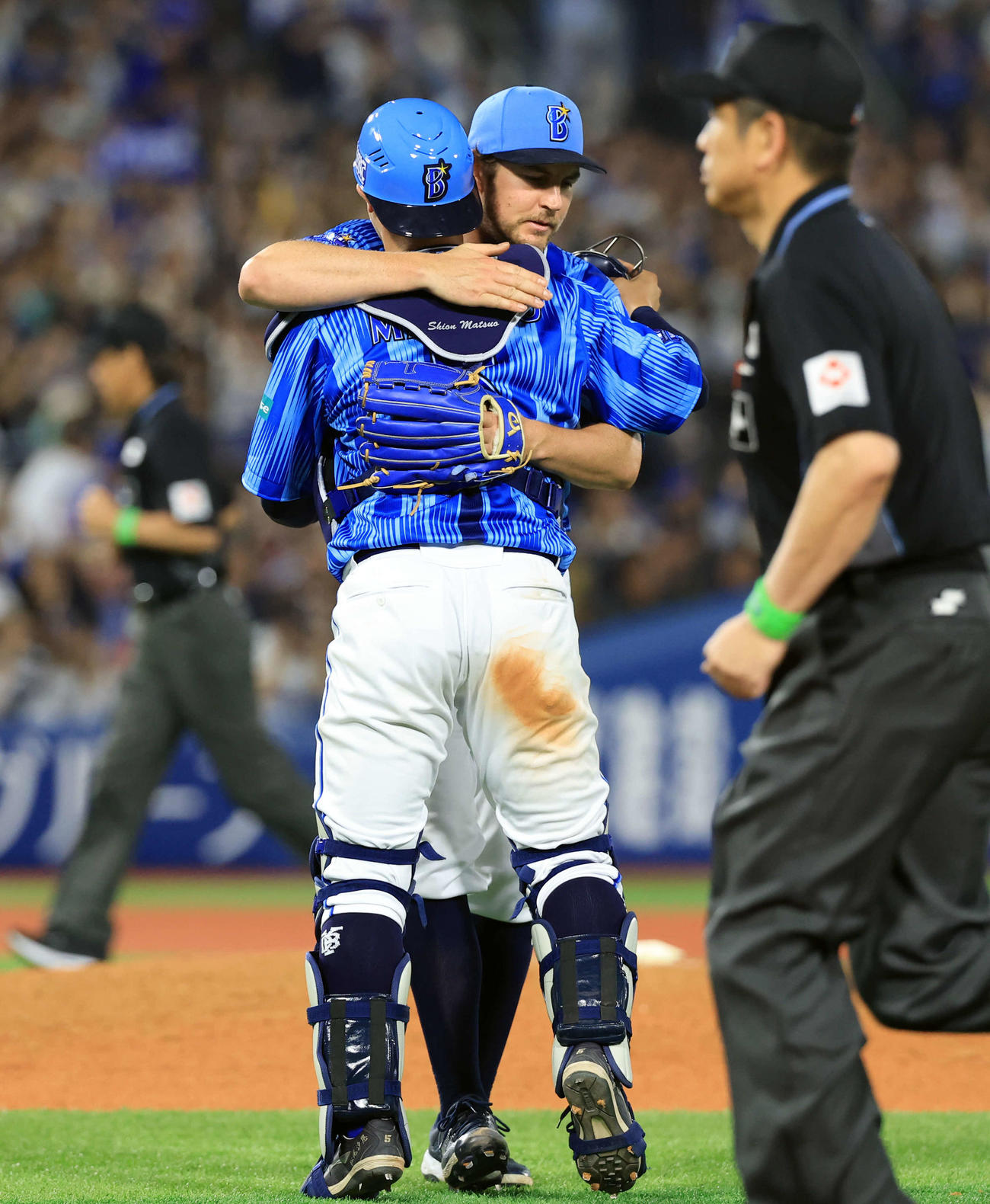 DeNA対日本ハム　9回完投勝利を決めたDeNAバウアーは松尾と抱擁する（撮影・浅見桂子）