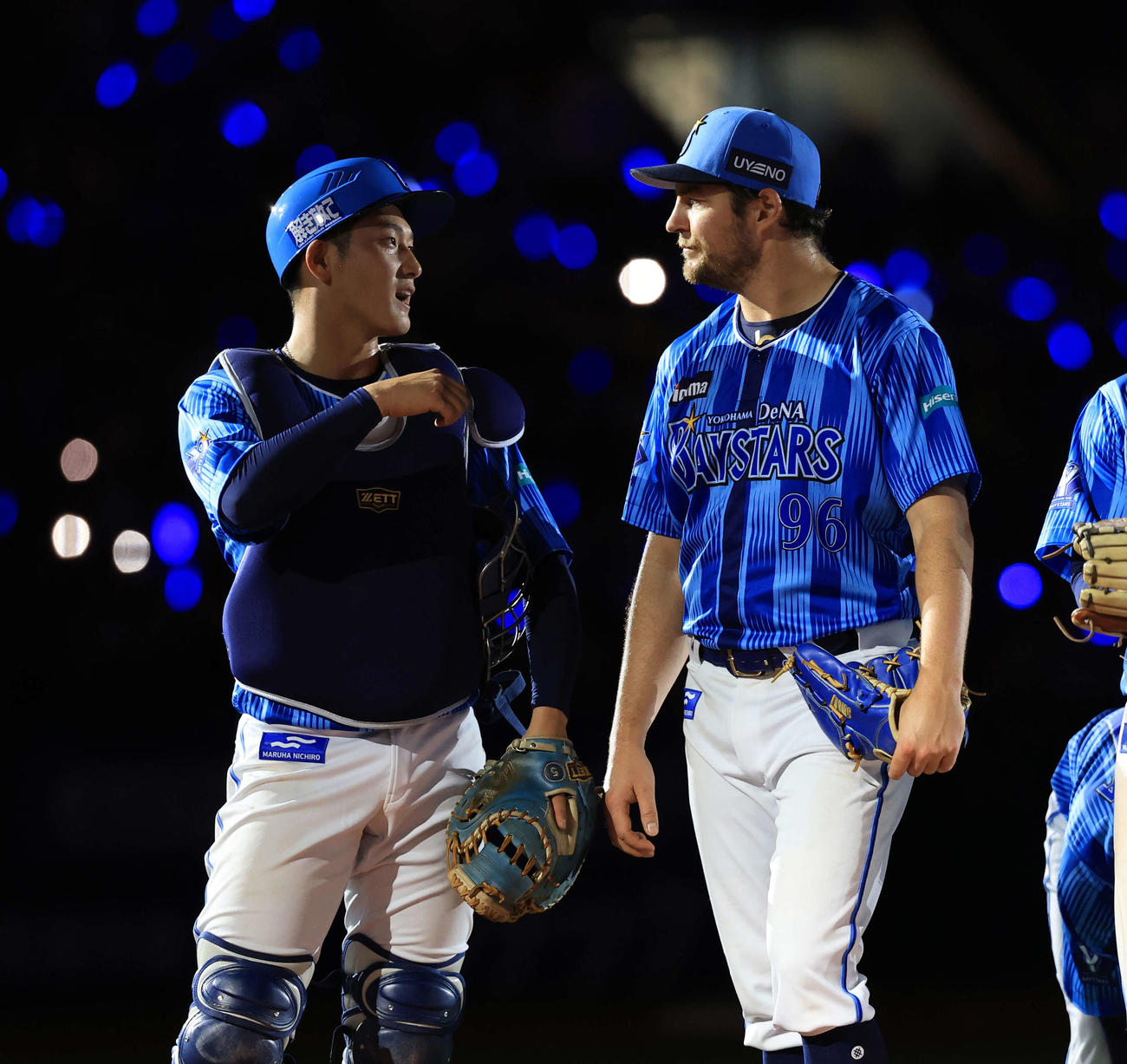DeNA対日本ハム　9回完投勝利を決めたDeNAバウアー（右）は松尾と話す（撮影・浅見桂子）