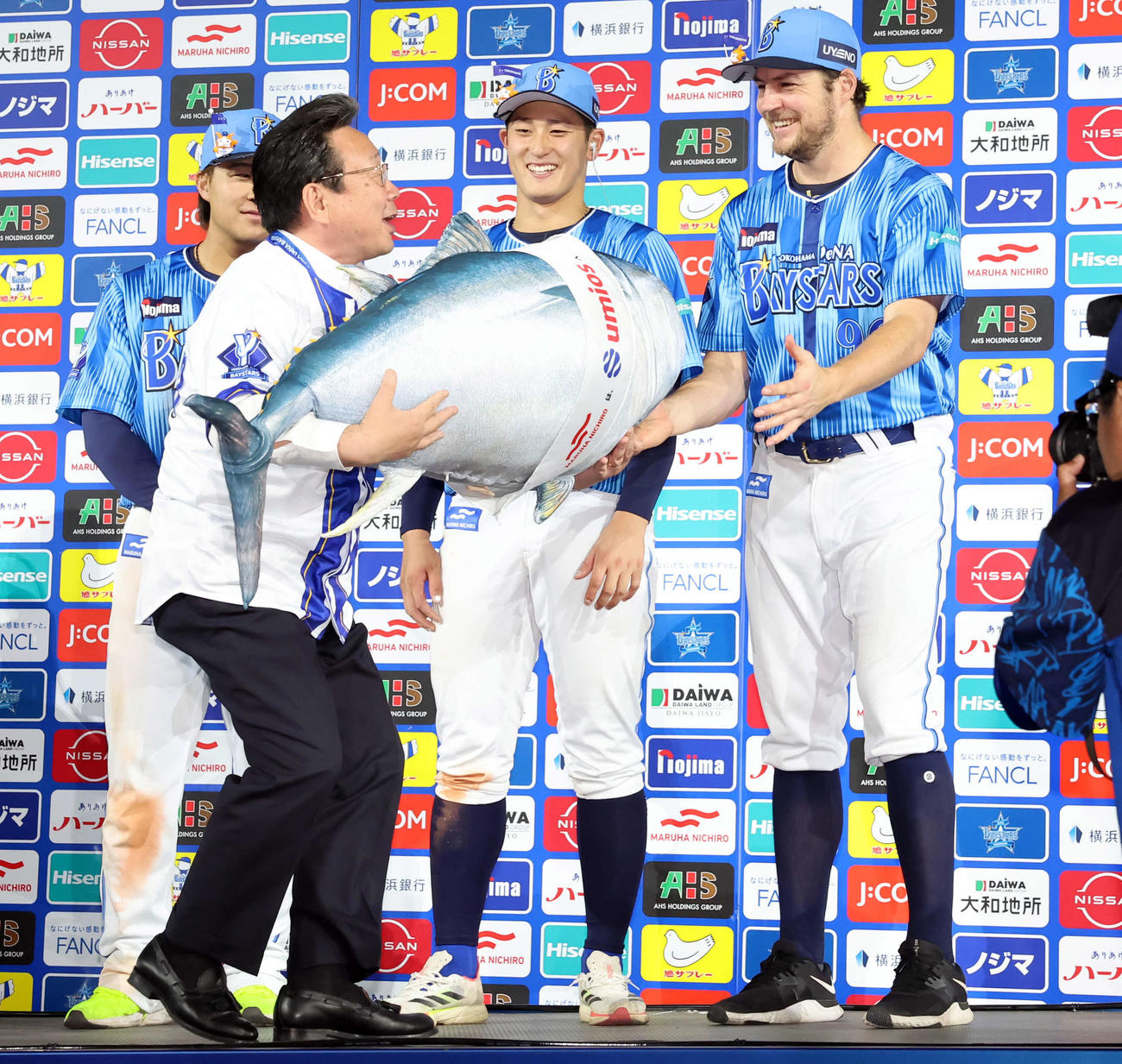 DeNA対日本ハム　ヒーローインタビューでマグロの人形を出され笑顔の松尾（中央）とバウアー（撮影・浅見桂子）