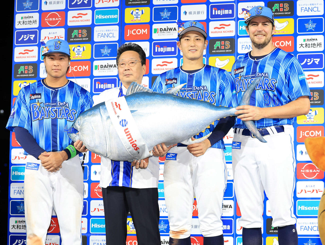 DeNA対日本ハム　ヒーローインタビューでマグロの人形を手に笑顔の、左からDeNA石上、1人置いて松尾、バウアー（撮影・浅見桂子）