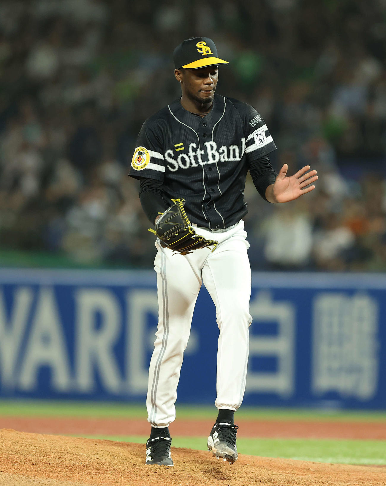 ヤクルト対ソフトバンク　8回裏を抑えグラブをたたくモイネロ（撮影・河田真司）