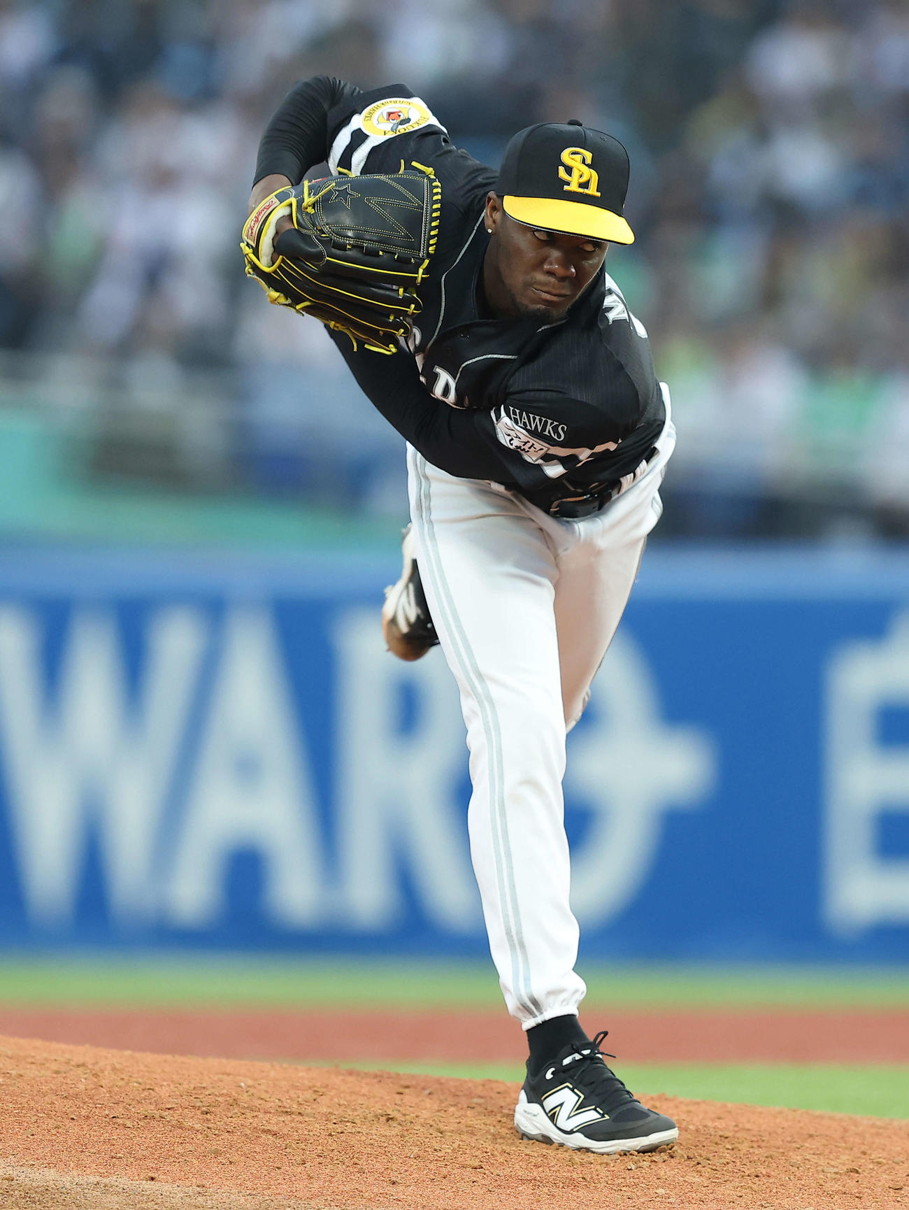 ヤクルト対ソフトバンク　2回裏、力投するモイネロ（撮影・河田真司）
