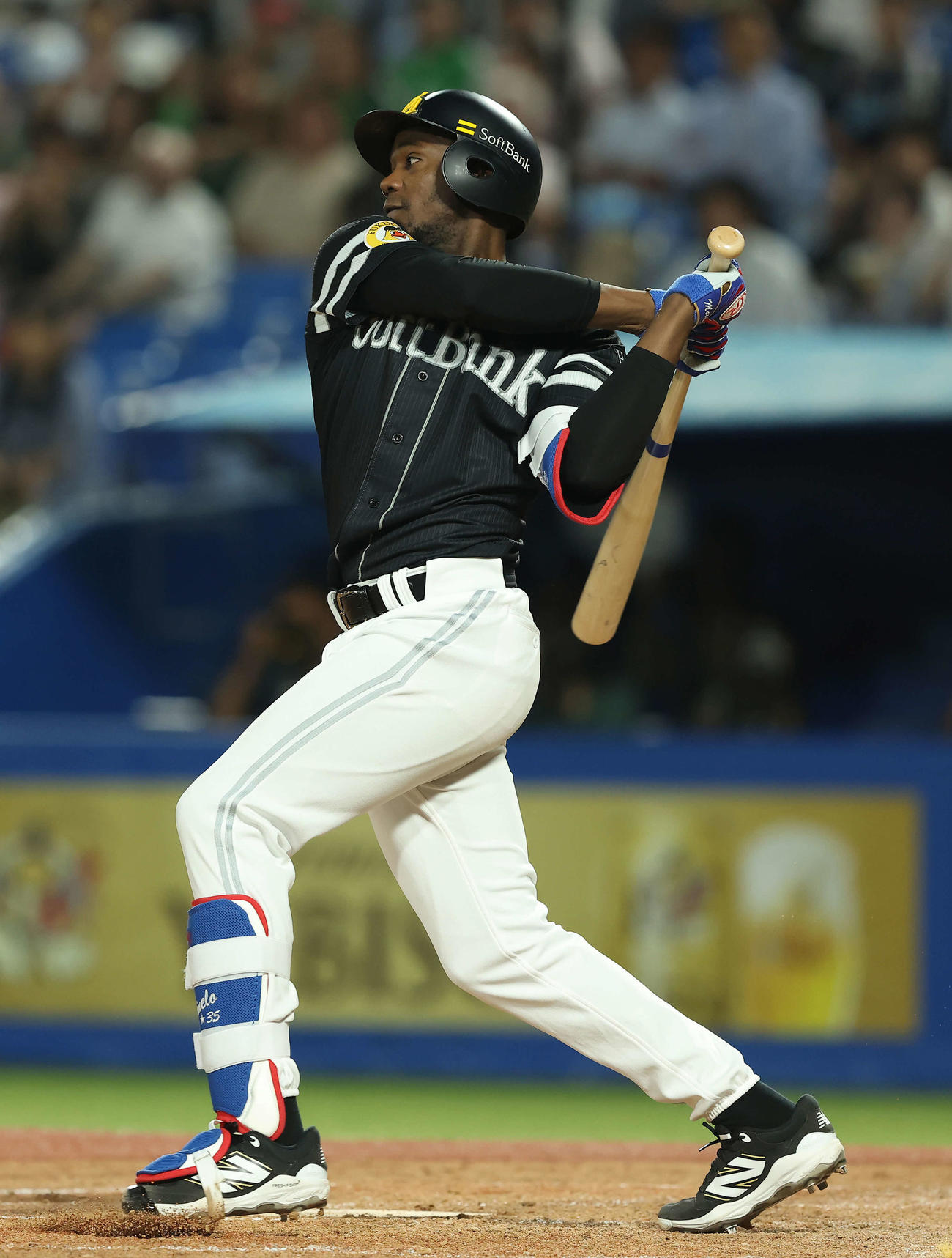 ヤクルト対ソフトバンク　5回表ソフトバンク2死、中前打を放つモイネロ（撮影・河田真司）