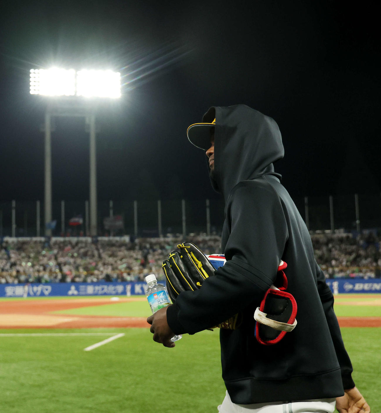 ヤクルト対ソフトバンク　ヤクルトに敗れ引き揚げるモイネロ（撮影・河田真司）