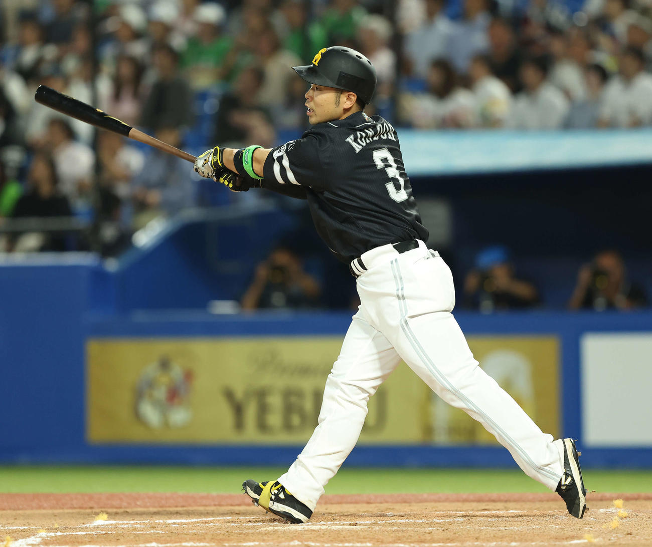ヤクルト対ソフトバンク　8回表ソフトバンク1死一塁、適時二塁打を放つ近藤（撮影・河田真司）