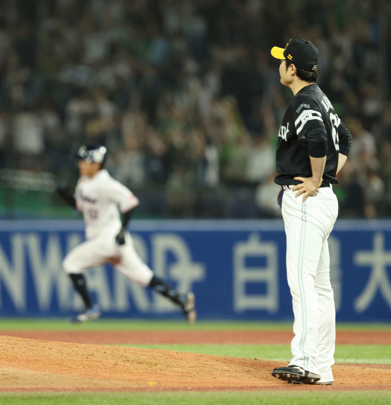 ヤクルト対ソフトバンク　延長10回裏ヤクルト1死、武岡にサヨナラソロ本塁打を浴びる松本裕（撮影・河田真司）