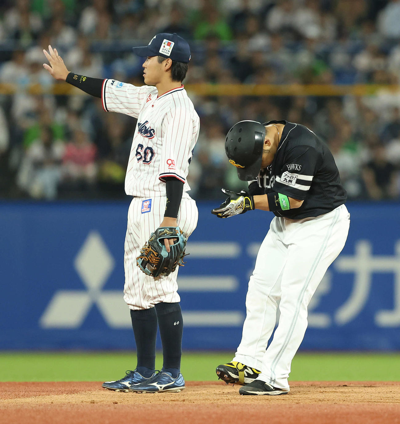 ヤクルト対ソフトバンク　8回表ソフトバンク1死一塁、適時二塁打を放ち手をたたく近藤（撮影・河田真司）