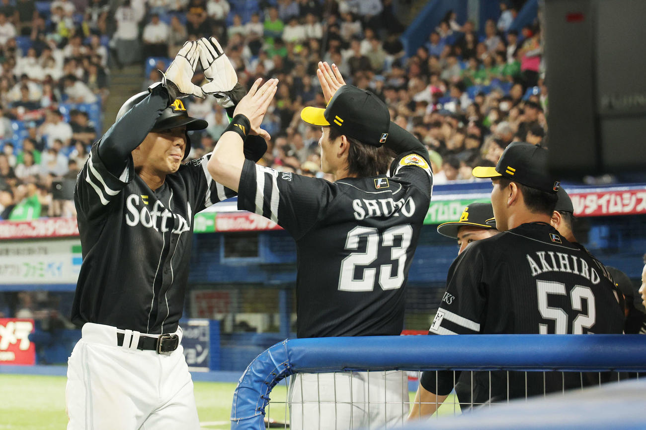 ヤクルト対ソフトバンク　6回表ソフトバンク無死一、三塁、近藤が併殺に倒れるも佐藤直（左）が生還し先制する（撮影・河田真司）