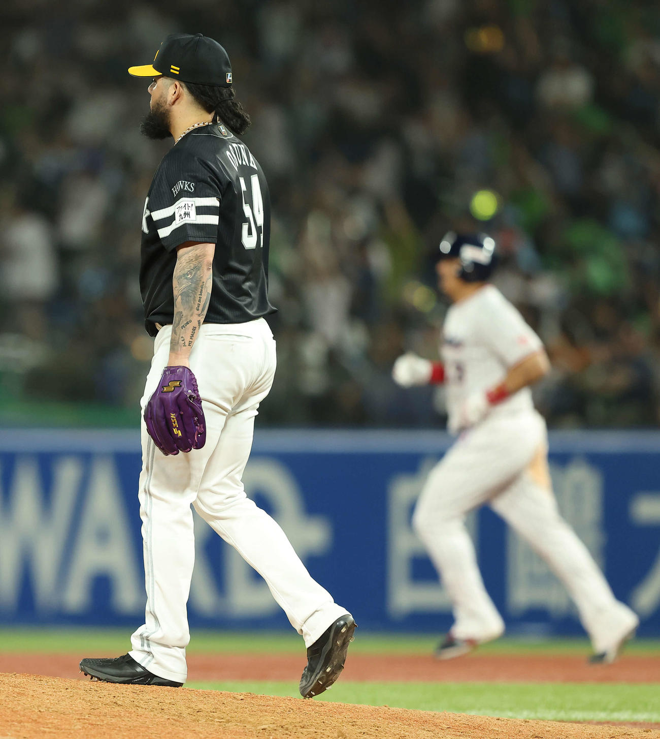 ヤクルト対ソフトバンク　9回裏ヤクルト無死一塁、ホセ・オスナに左越え同点2点本塁打を浴びるロベルト・オスナ（撮影・河田真司）