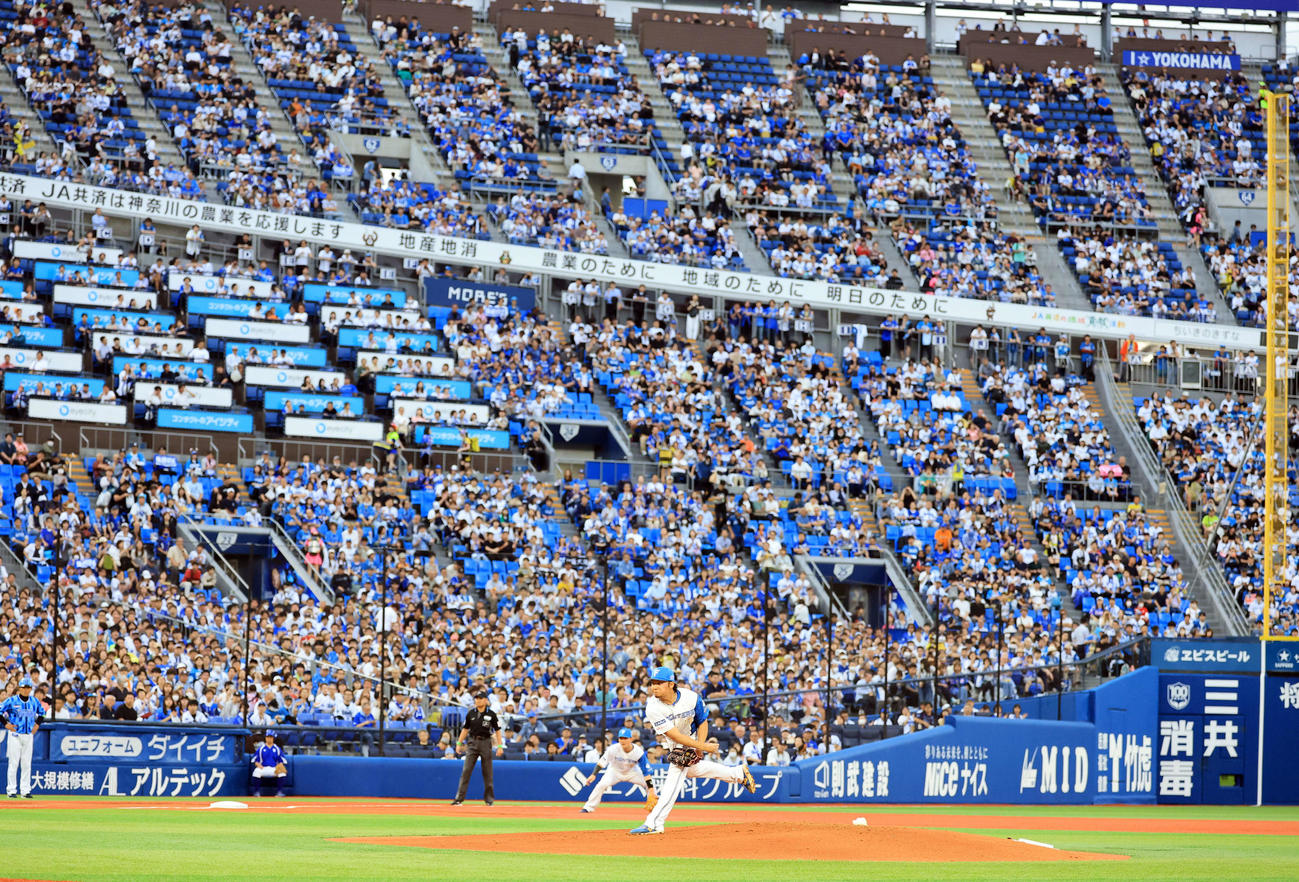 DeNA対日本ハム　ファンが詰め掛けた横浜スタジアムで投げる日本ハム先発の伊藤（撮影・浅見桂子）