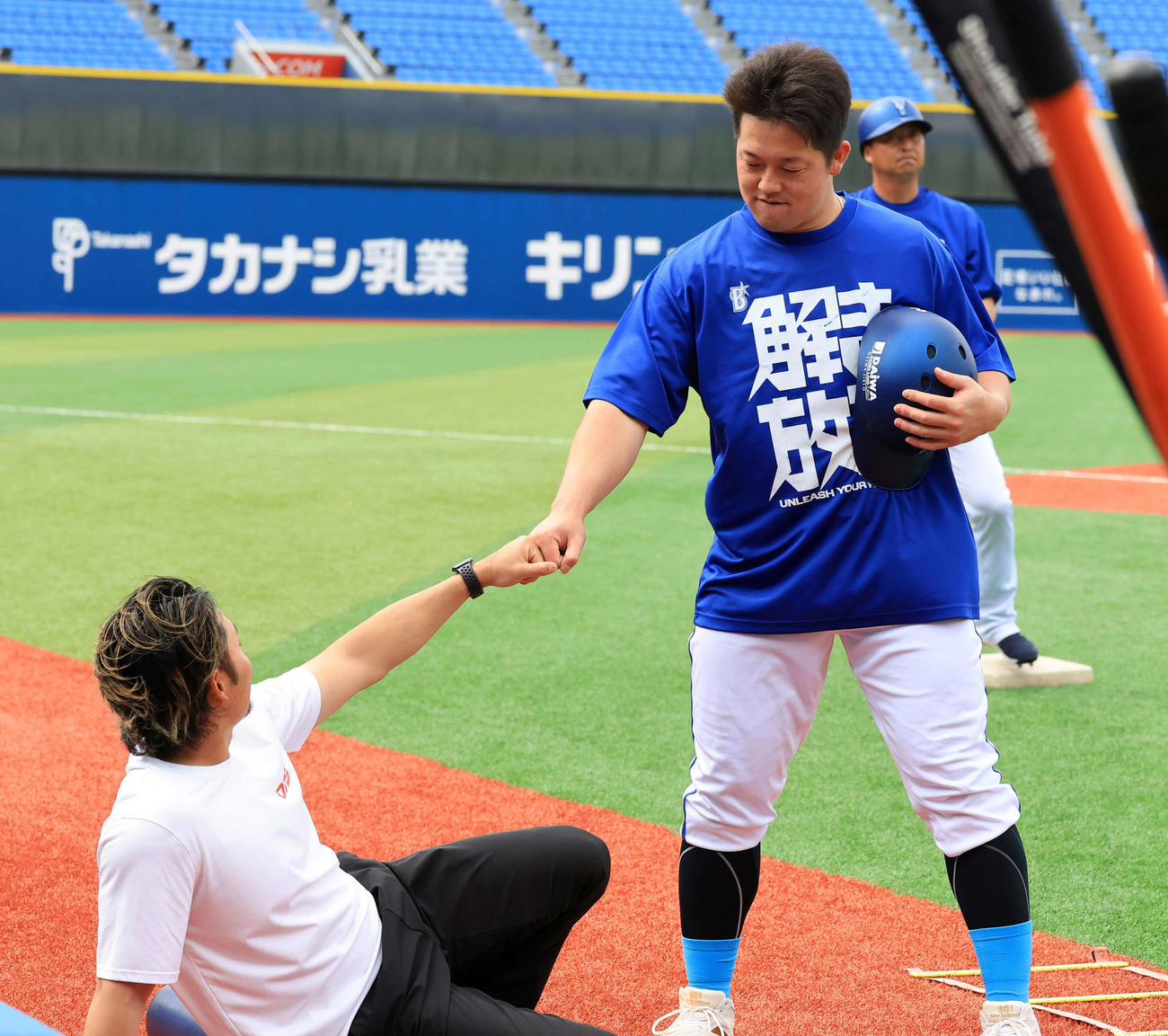DeNA対日本ハム　試合前、日本ハム伊藤（左）とグータッチするDeNA牧（撮影・浅見桂子）