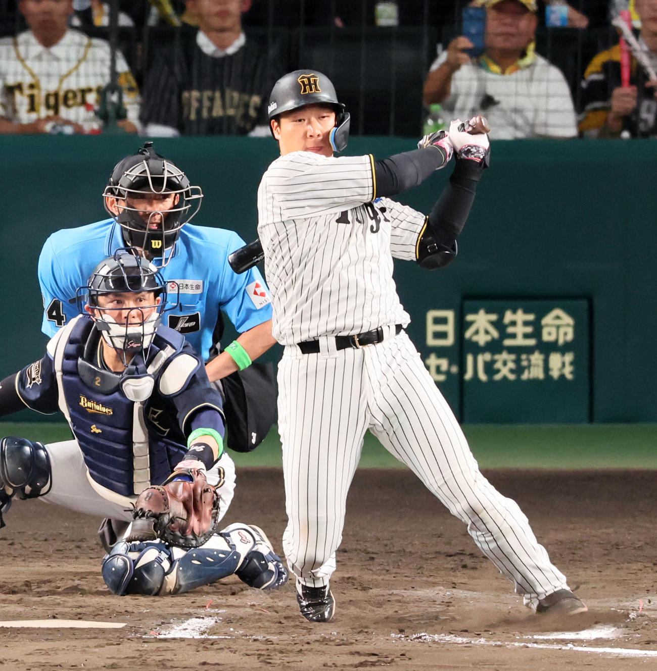 阪神対オリックス　10回裏阪神無死一塁、大山は左前打を放つ（撮影・加藤哉）