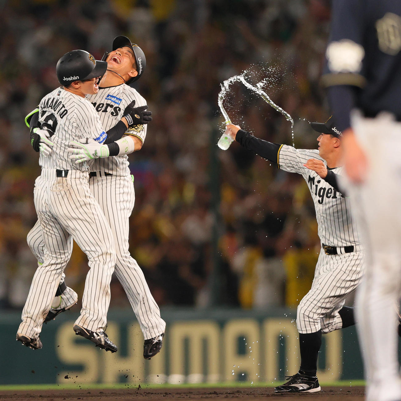 阪神対オリックス　10回裏阪神1死満塁、木浪（中央）はサヨナラ右前適時打を放ち坂本と抱き合って喜ぶ（撮影・上山淳一）