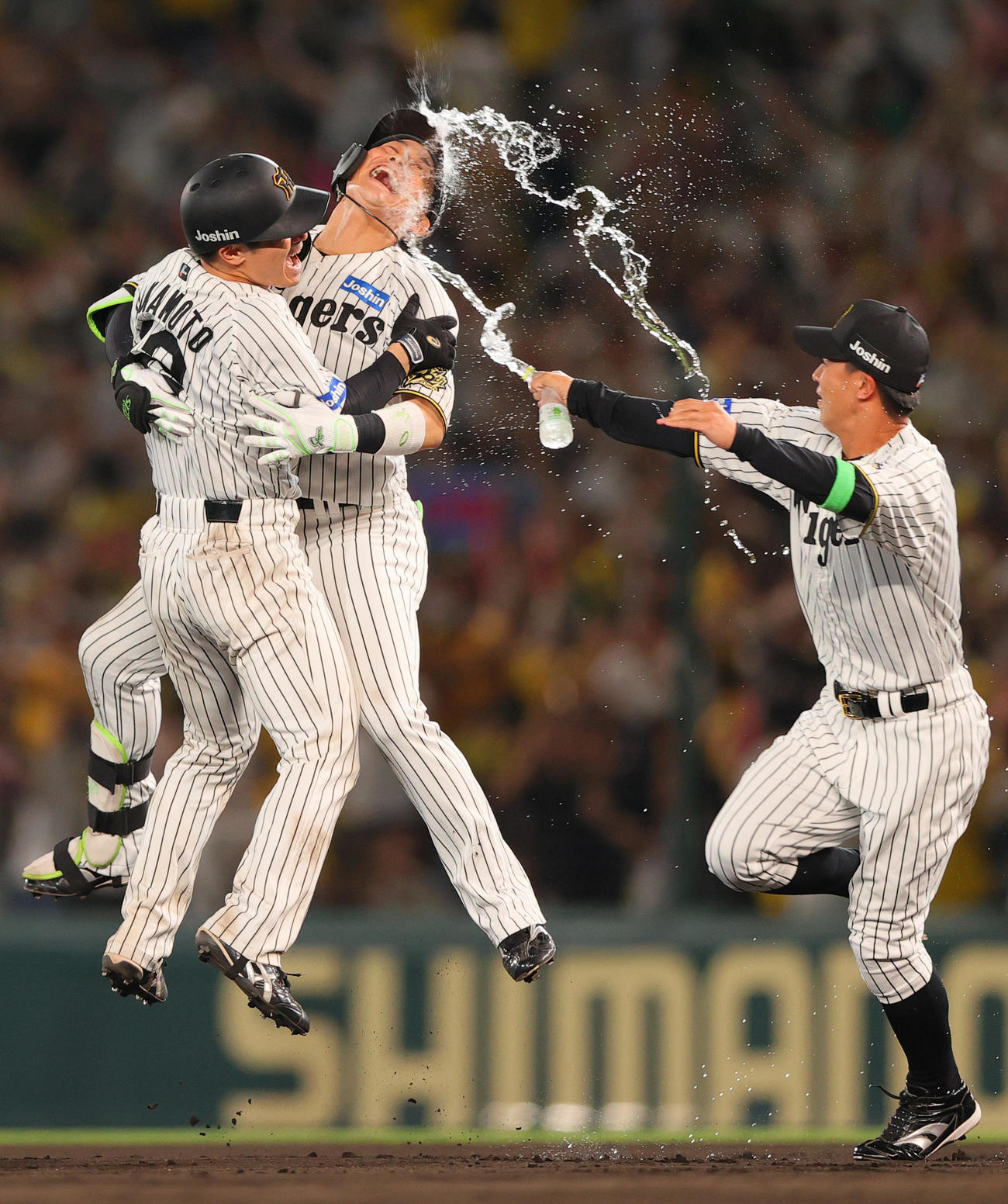 阪神対オリックス　10回裏阪神1死満塁、木浪（中央）はサヨナラ右前適時打を放ち坂本と抱き合って喜ぶ。右は植田（撮影・上山淳一）