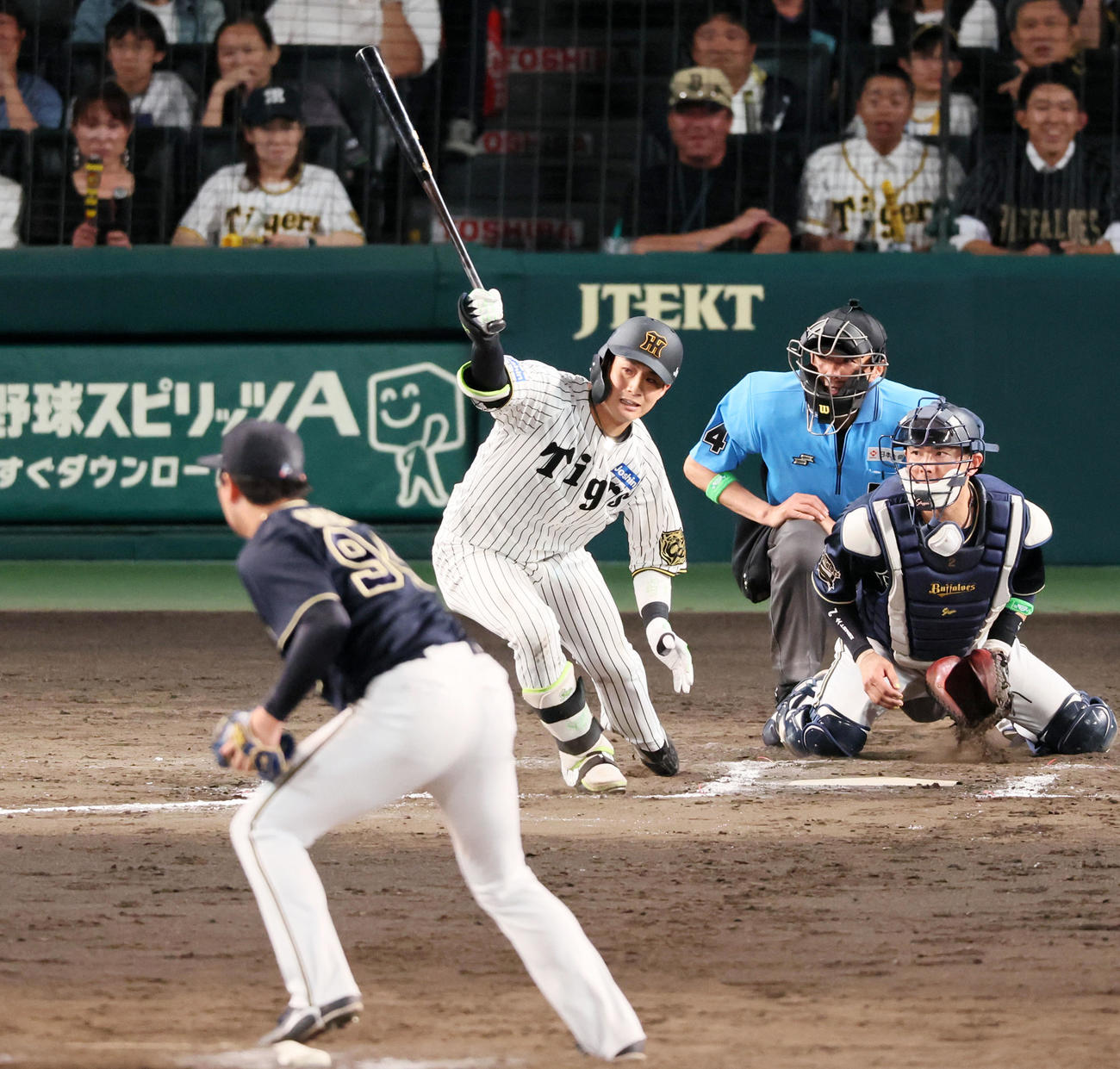 阪神対オリックス　10回裏阪神1死満塁、木浪はサヨナラ右前適時打を放つ。投手川瀬（撮影・加藤哉）