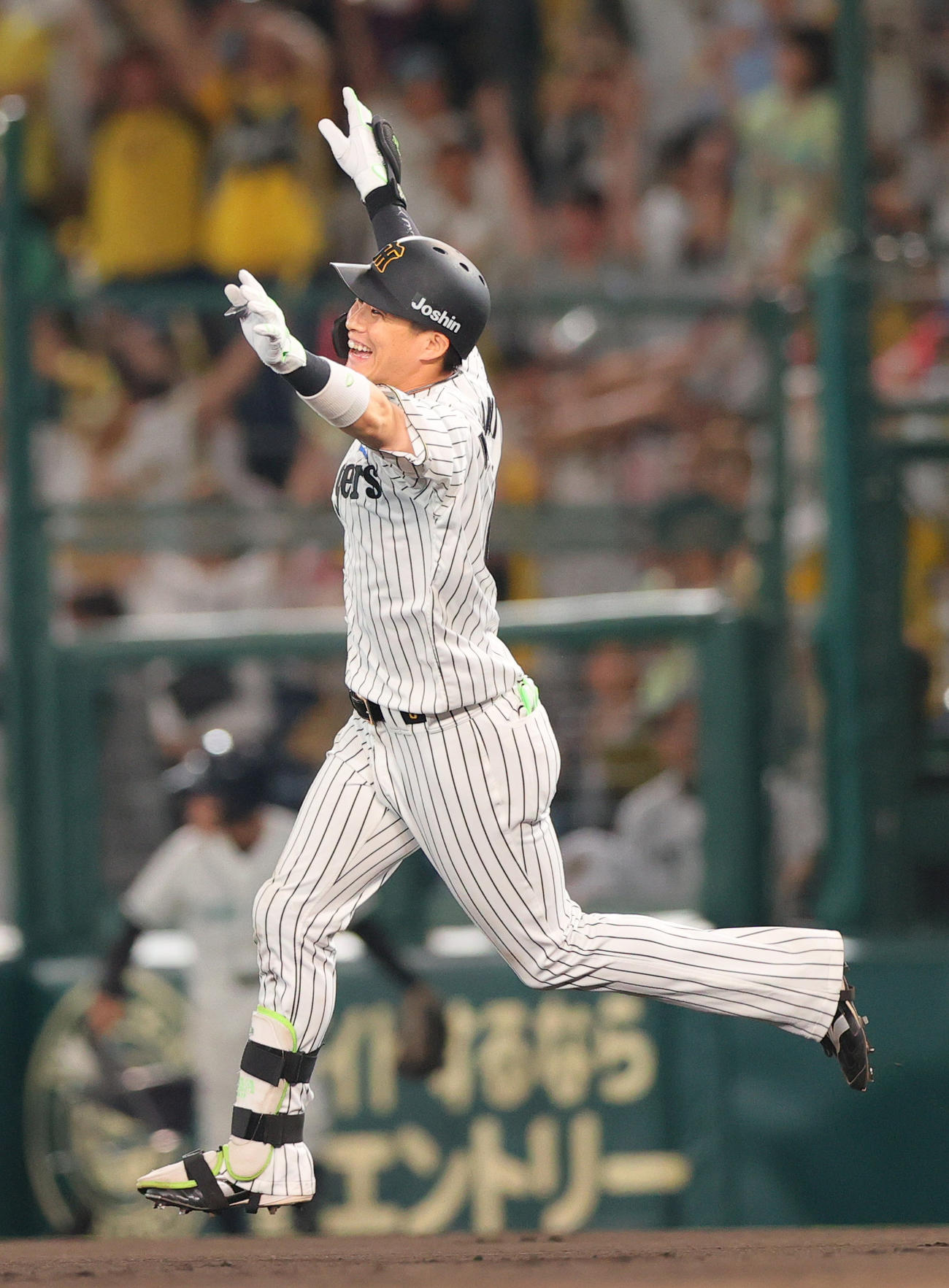 阪神対オリックス　10回裏阪神1死満塁、木浪はサヨナラ右前適時打を放ち喜ぶ（撮影・上山淳一）