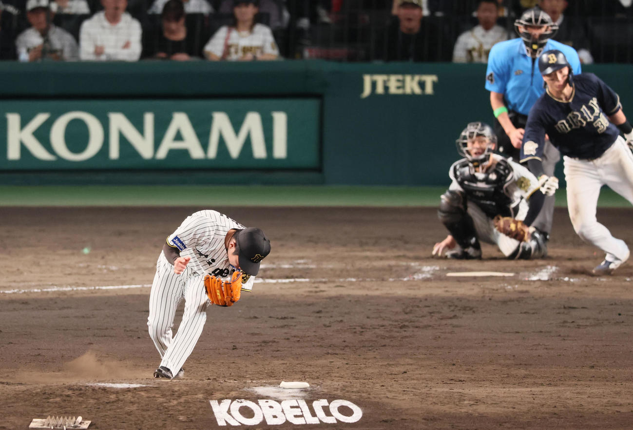 阪神対オリックス　9回表オリックス無死、石井は広岡の打球を頭部に受け転倒（撮影・加藤哉）