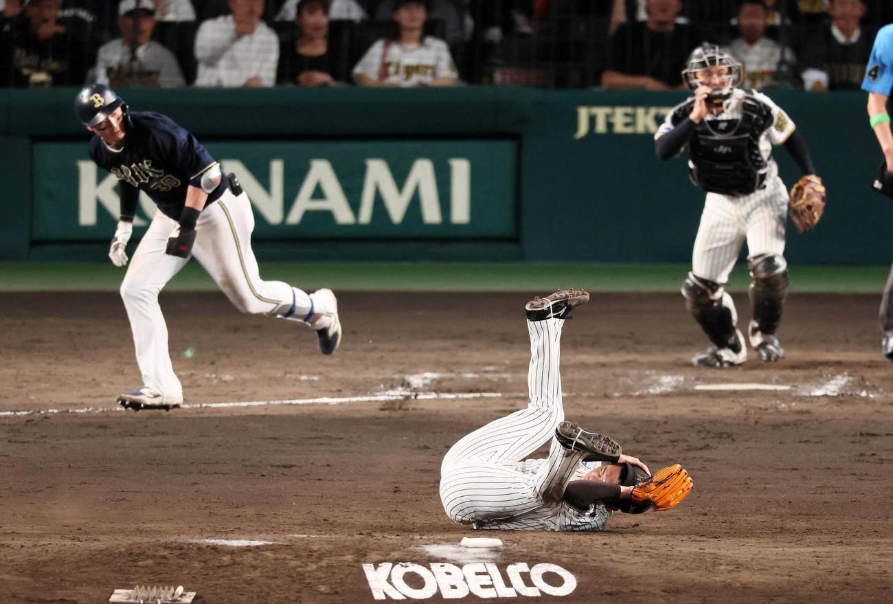 阪神対オリックス　9回表オリックス無死、石井は広岡の打球を頭部に受け転倒（撮影・加藤哉）