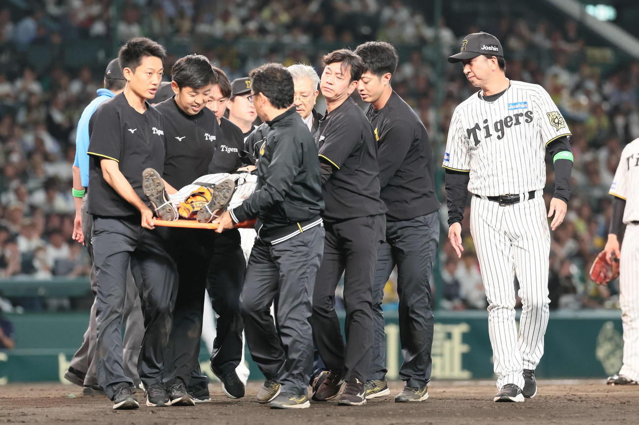 阪神対オリックス　9回表オリックス無死、石井は広岡の打球が直撃し担架で運ばれる。右は藤川監督（撮影・宮崎幸一）