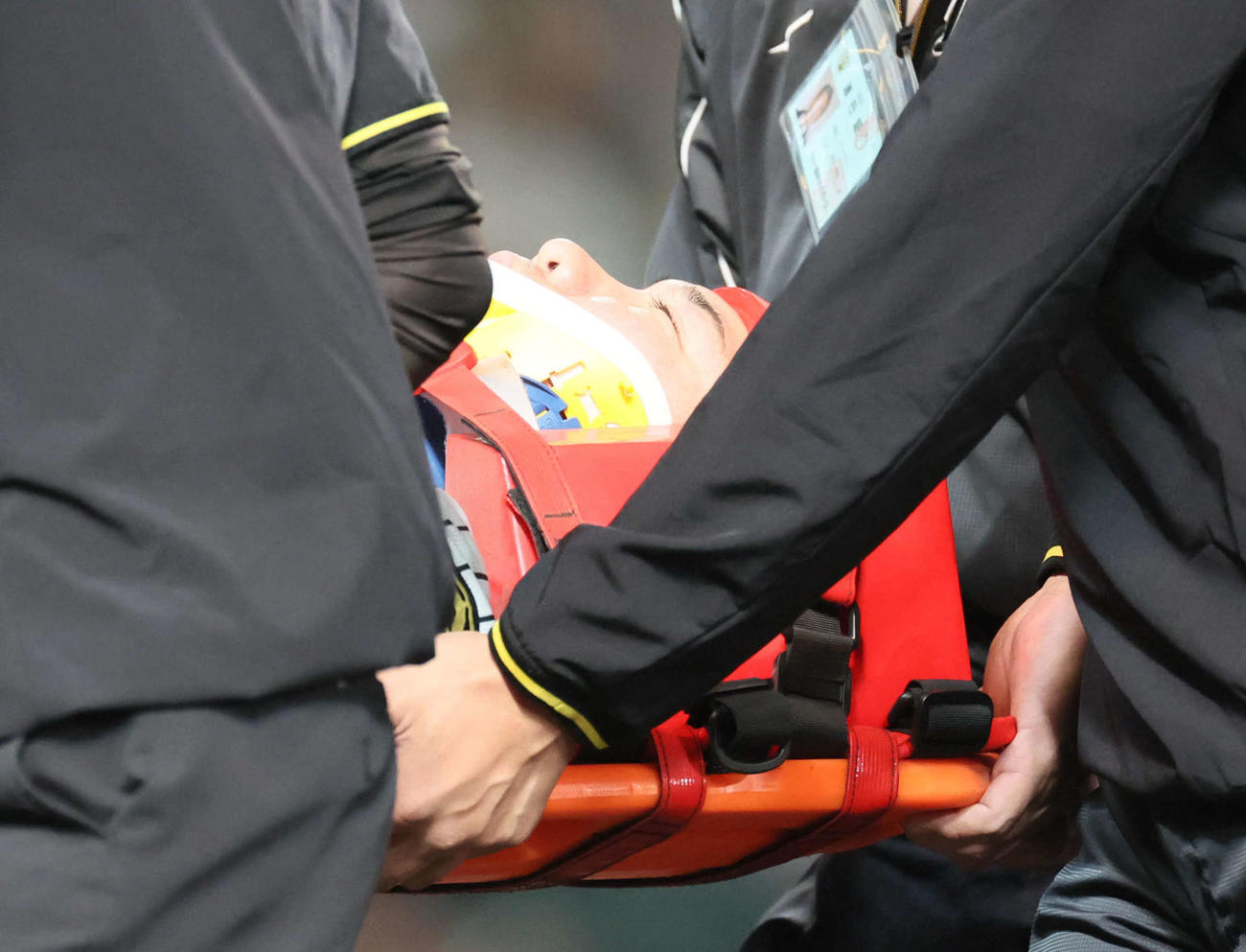 阪神対オリックス　9回表オリックス無死、石井は広岡の打球が直撃し担架で運ばれる（撮影・宮崎幸一）