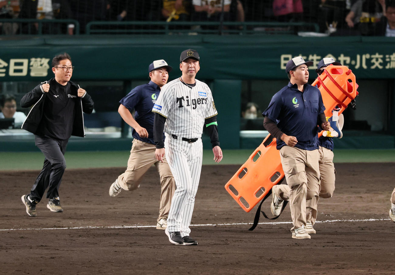 阪神対オリックス　9回表オリックス無死、石井は広岡の打球を頭部に受け転倒し藤川監督も心配そうにマウンドへ向かう（撮影・加藤哉）