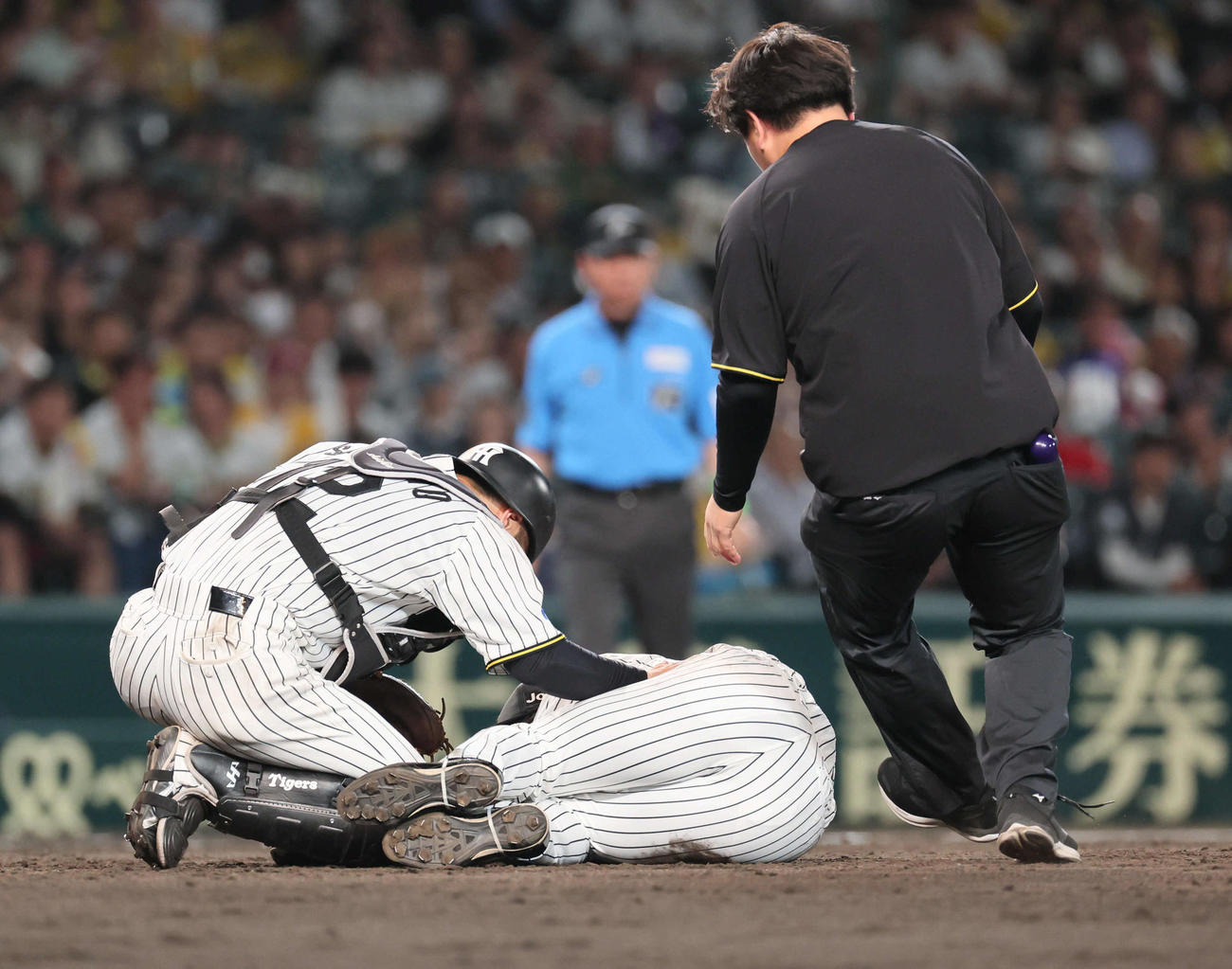 阪神対オリックス　9回表オリックス無死、石井は広岡の打球直撃を受ける（撮影・宮崎幸一）