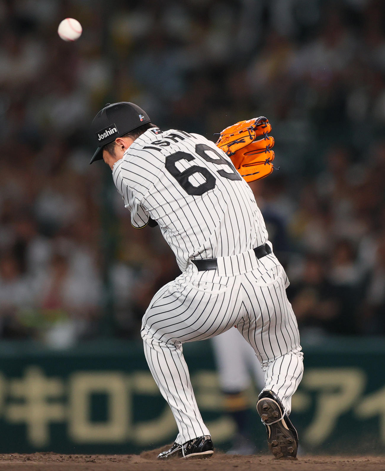 阪神対オリックス　9回表オリックス無死、石井は広岡の打球が頭部に当たる（撮影・上山淳一）