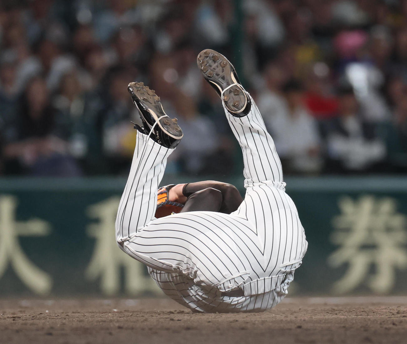 阪神対オリックス　9回表オリックス無死、石井は広岡の打球直撃を受ける（撮影・宮崎幸一）