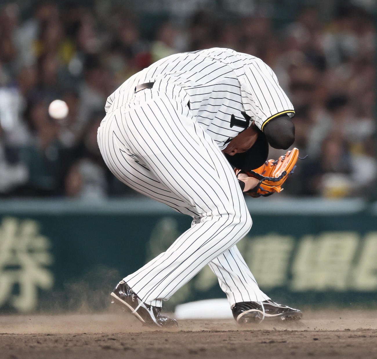 阪神対オリックス　9回表オリックス無死、石井は広岡の打球直撃を受ける（撮影・宮崎幸一）