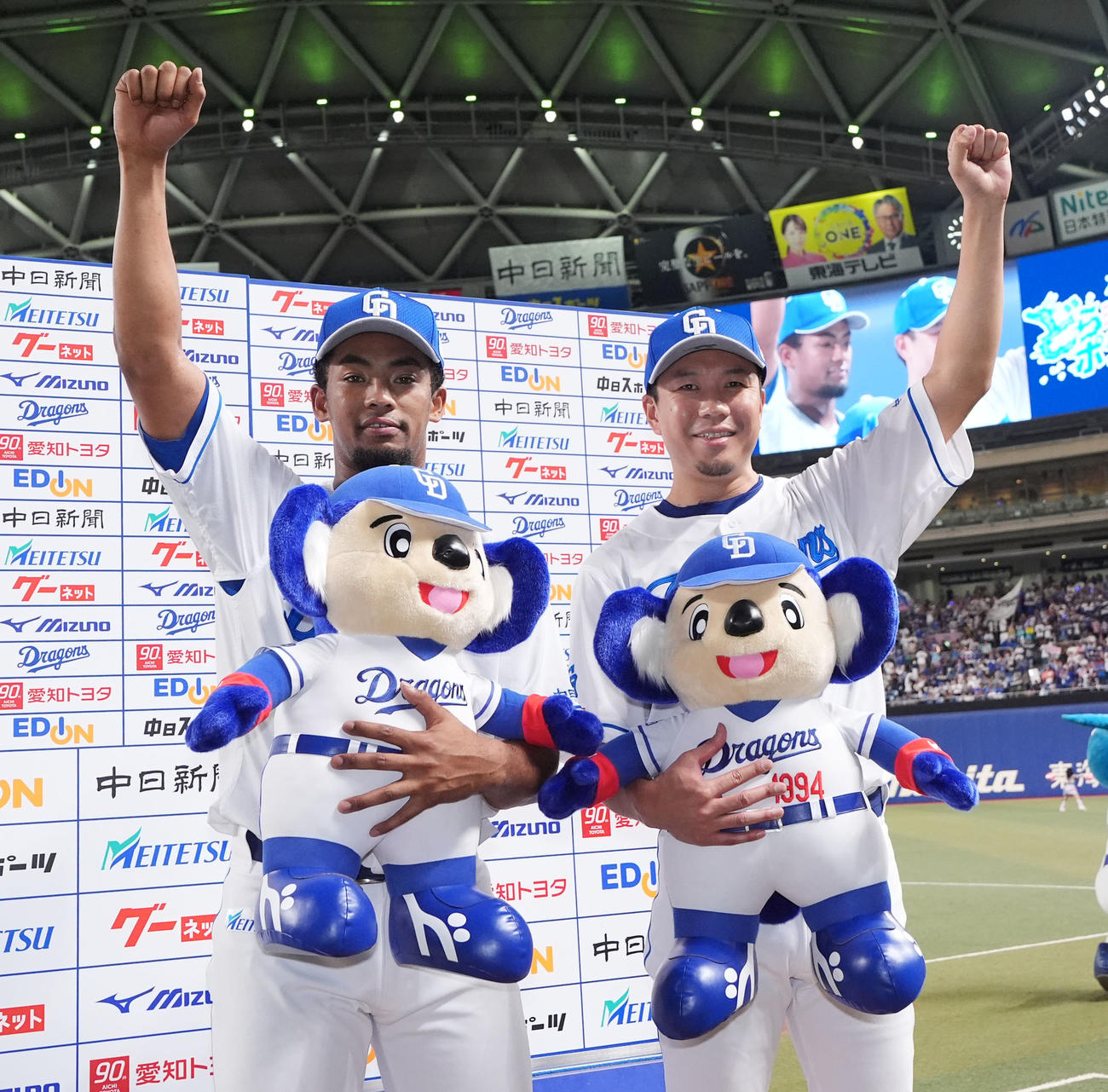 中日対ロッテ　ヒーローインタビューを終えポーズを決める（左から）ブライト健太と大野（撮影・森本幸一）