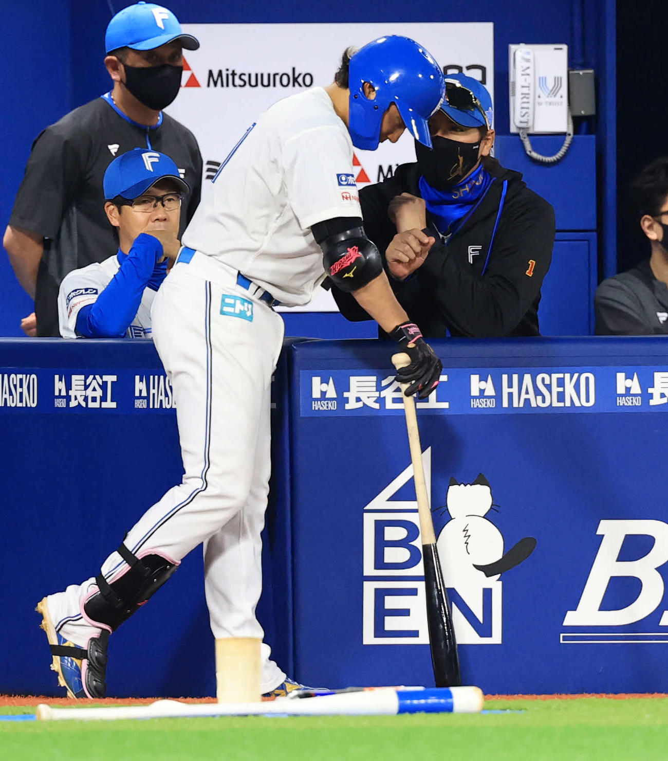 DeNA対日本ハム　5回表日本ハム2死、打席に入る前、新庄監督（右）から指示を受ける伊藤（撮影・浅見桂子）