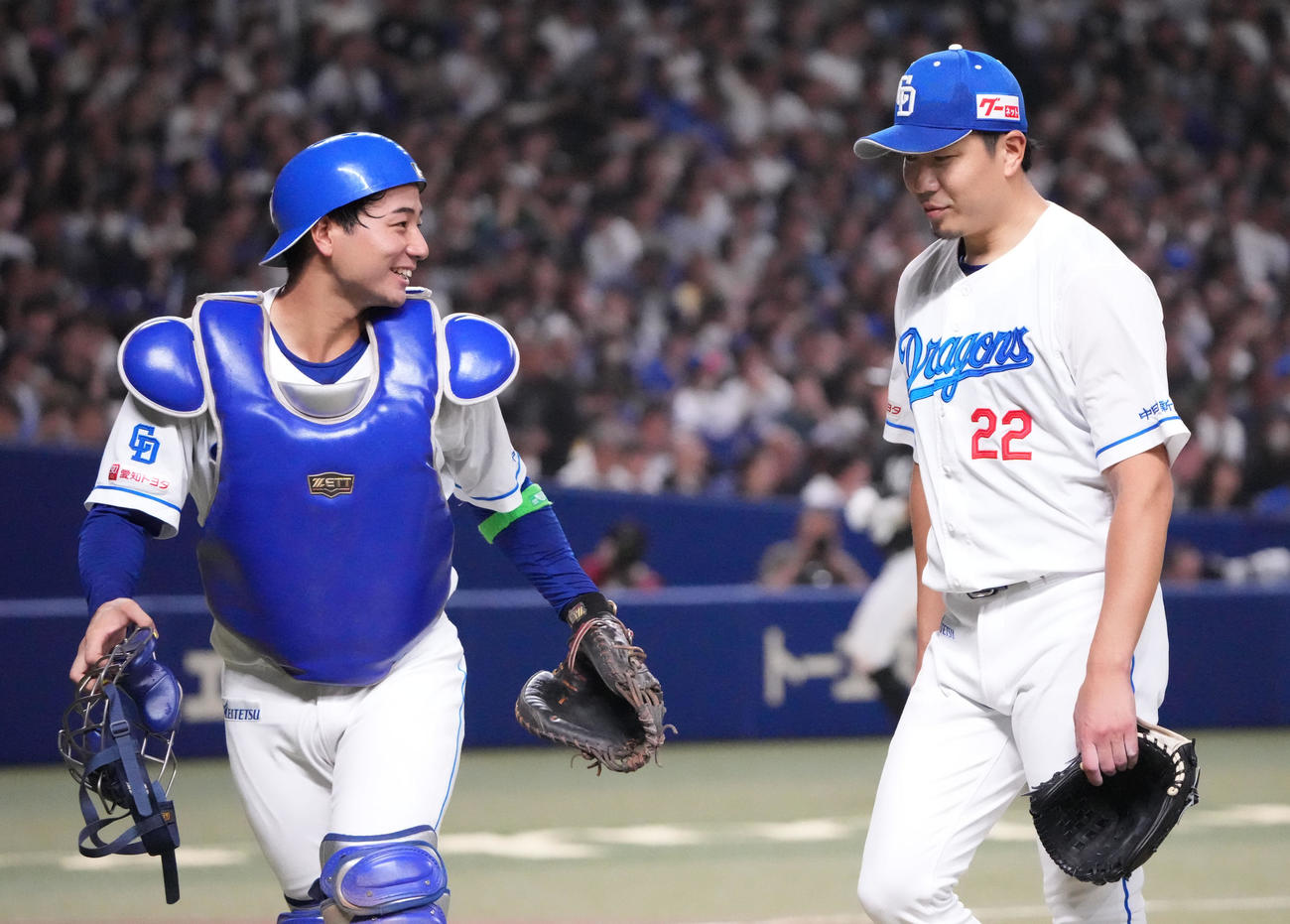 中日対ロッテ　5回表終了、石伊（左）と言葉を交わしベンチへ戻る大野（撮影・森本幸一）