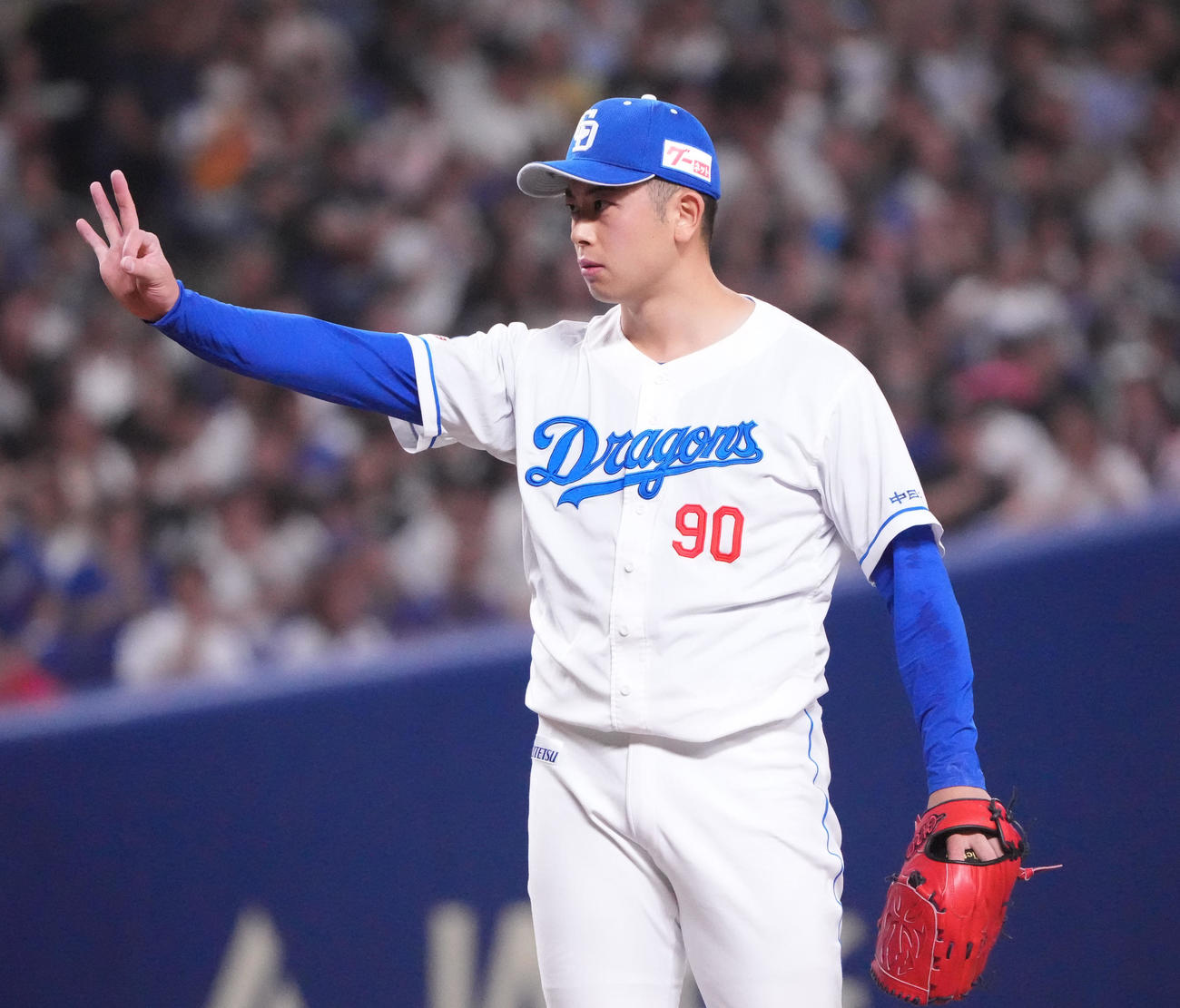中日対ロッテ　試合終了、ポーズを決める松山（撮影・森本幸一）