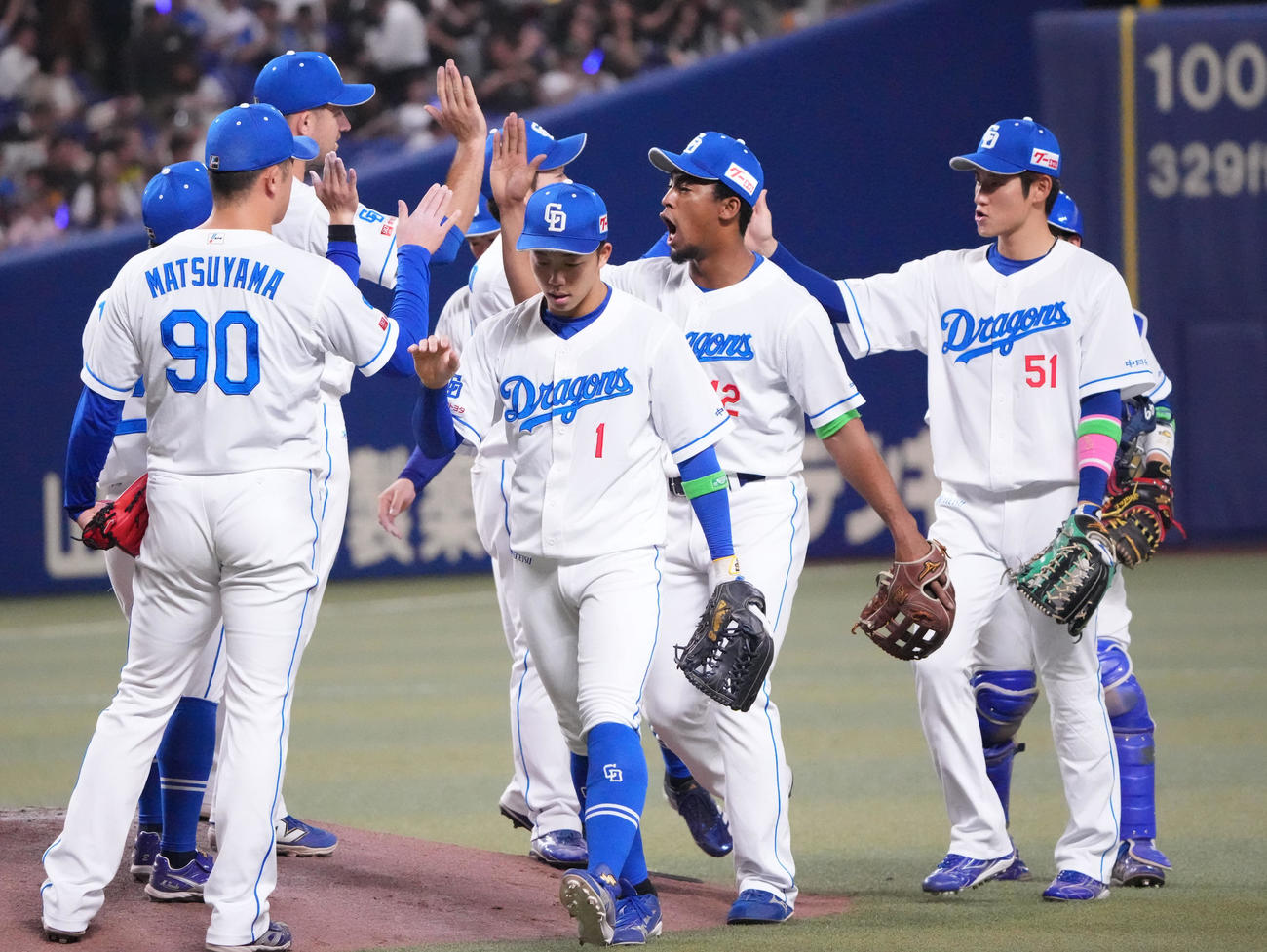中日対ロッテ　試合終了、勝利に喜ぶ中日ナイン（撮影・森本幸一）