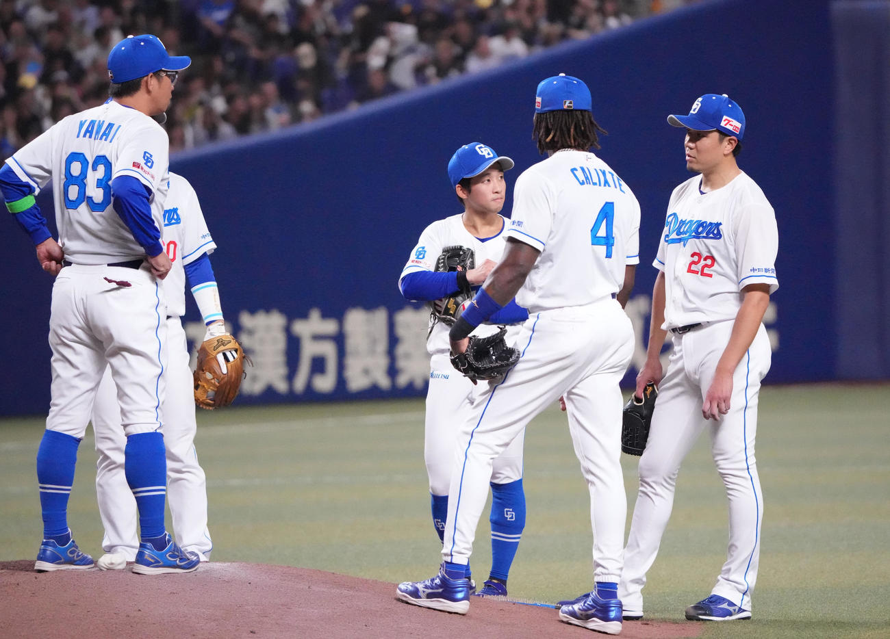 中日対ロッテ　6回表ロッテ2死一塁、大野（右）のもとに集まる中日ナイン（撮影・森本幸一）