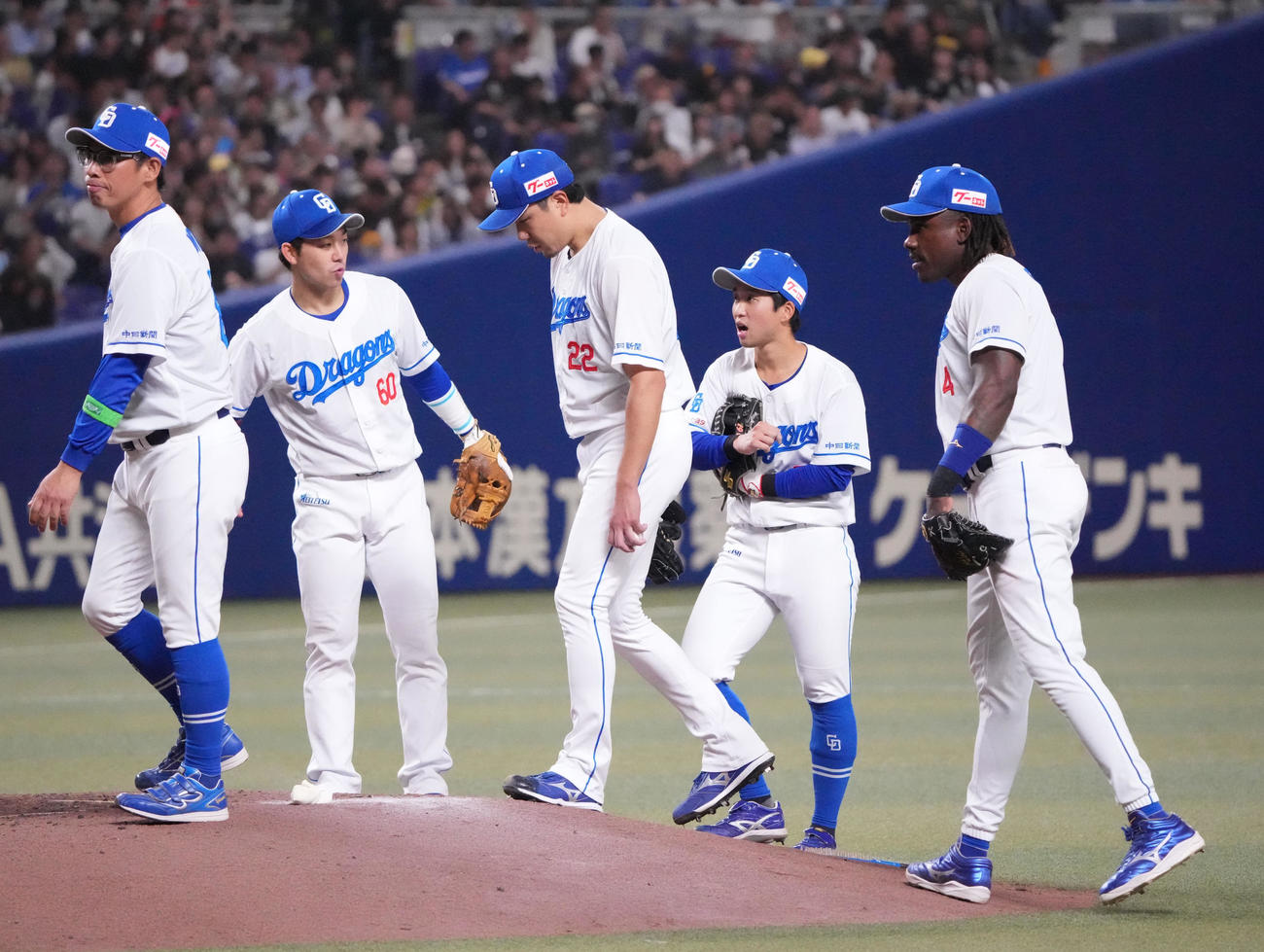 中日対ロッテ　6回表ロッテ2死一塁、大野（中央）のもとに集まる中日ナイン（撮影・森本幸一）