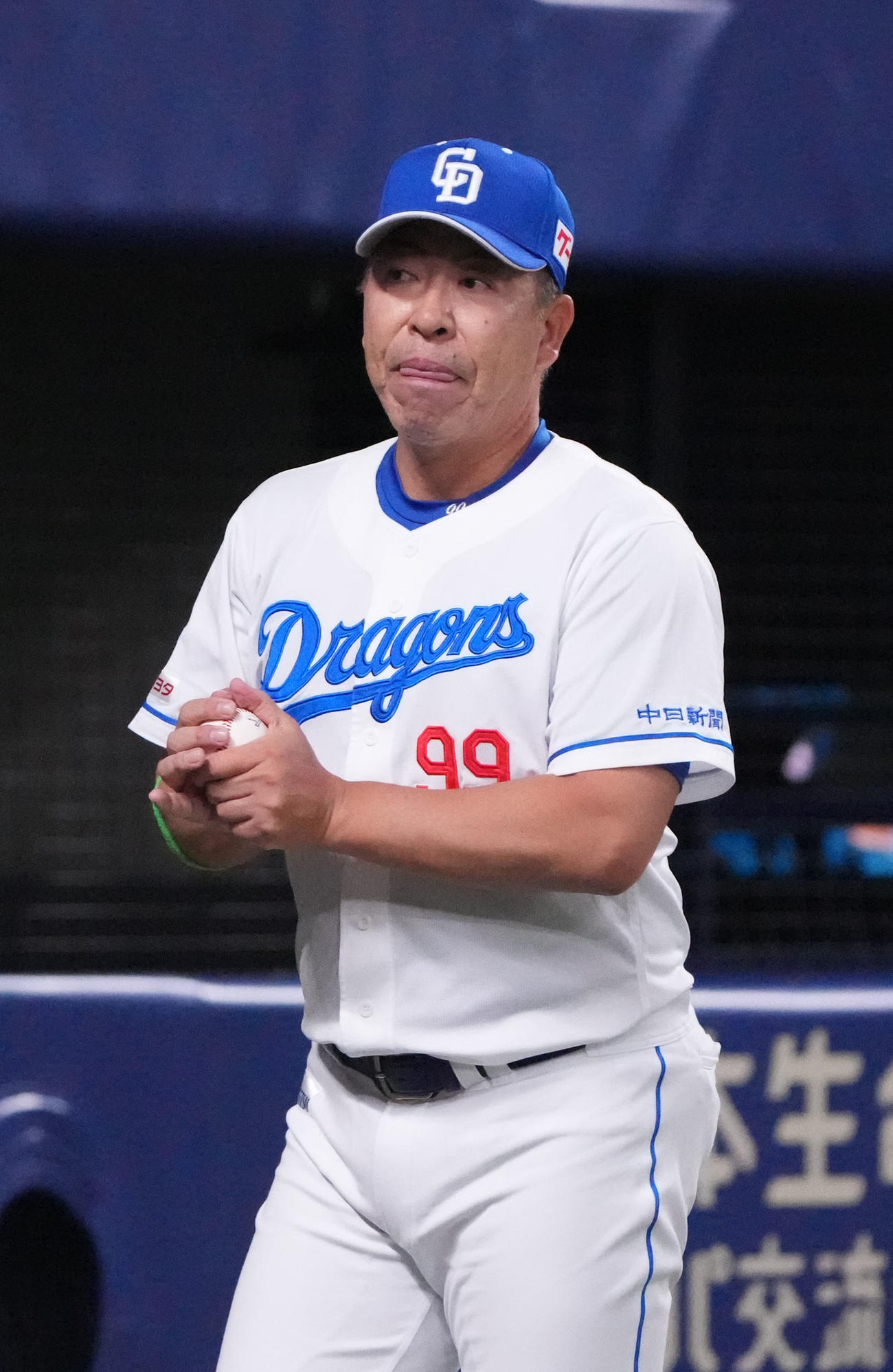 中日対ロッテ　6回終了、選手交代を告げる井上監督（撮影・森本幸一）