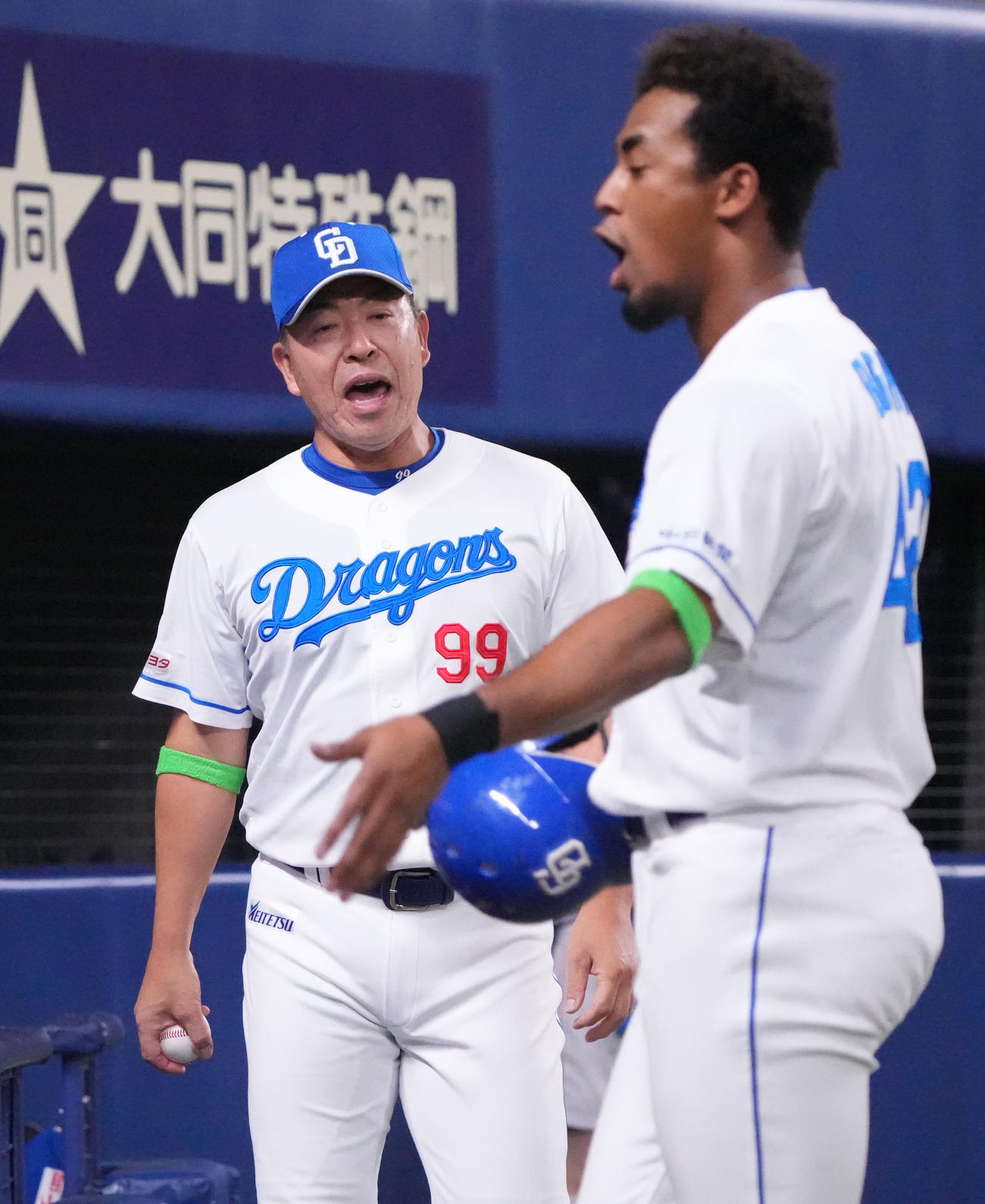 中日対ロッテ　6回終了、選手交代を告げベンチへ戻る井上監督（撮影・森本幸一）