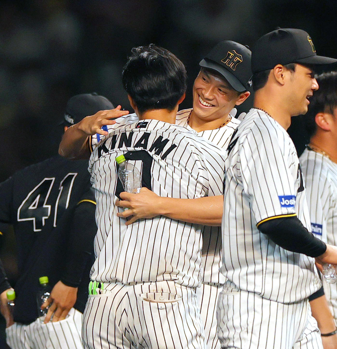 阪神対オリックス　10回裏阪神1死満塁、木浪（手前）はサヨナラ右前適時打を放ち湯浅と喜び合う。右は栄枝（撮影・上山淳一）