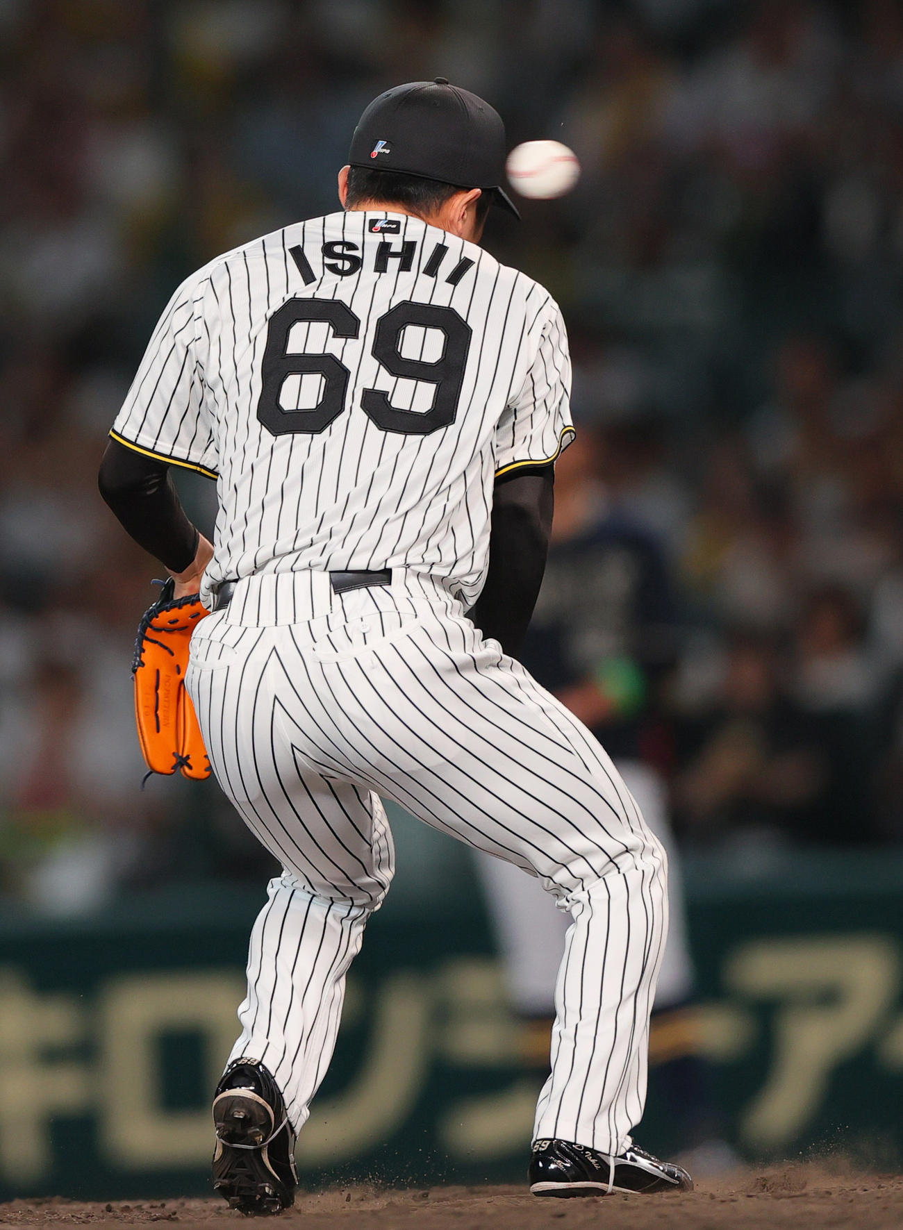 阪神対オリックス　9回表オリックス無死、石井は広岡の打球が頭部を襲う（撮影・上山淳一）