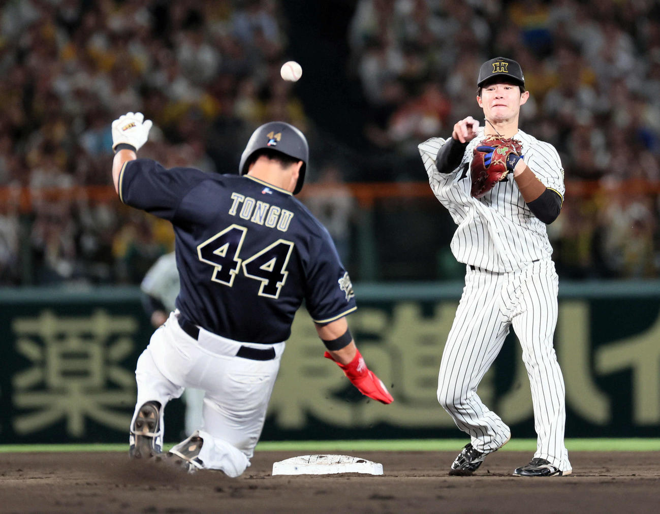 阪神対オリックス　7回表オリックス1死一、二塁、杉本の打球で小幡からの送球を受けた中野は、頓宮を二塁封殺し一塁へ転送する（撮影・宮崎幸一）