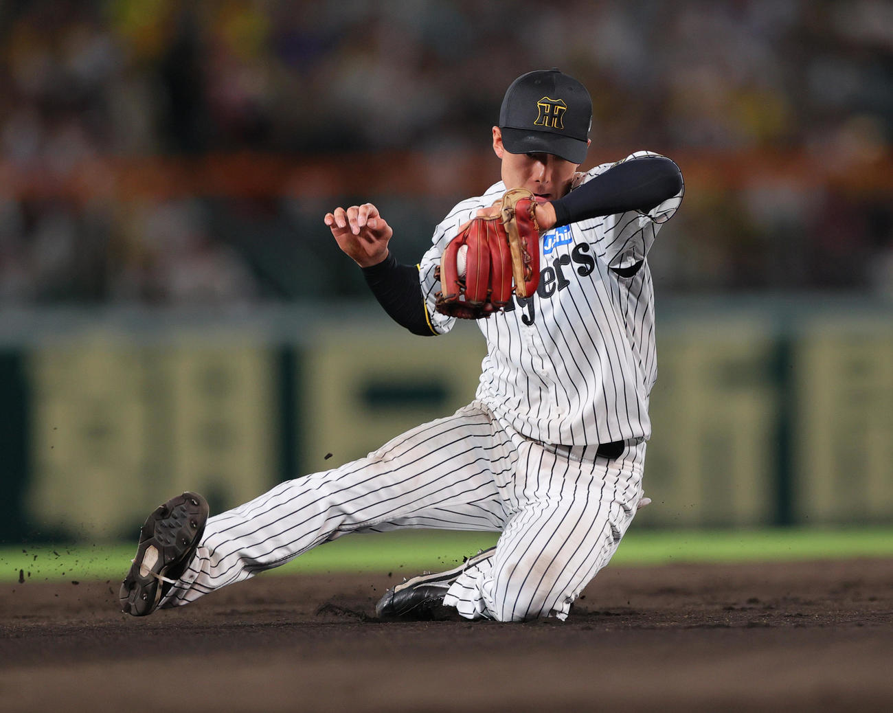阪神対オリックス　6回裏オリックス1死一、二塁、遊撃手小幡は杉本の打球を好捕し遊ゴロ併殺に仕留める（撮影・上山淳一）