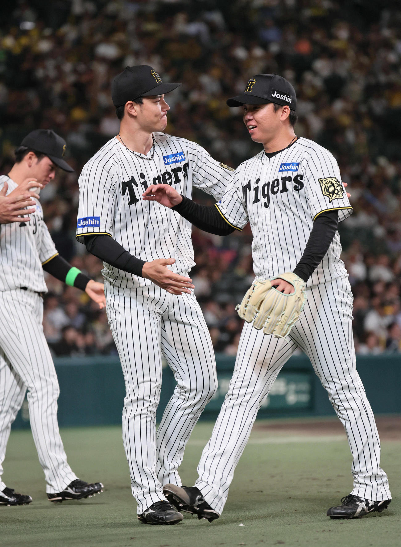 阪神対オリックス　8回表オリックス攻撃終了、村上は無失点に抑えてナインに迎えられる（撮影・宮崎幸一）